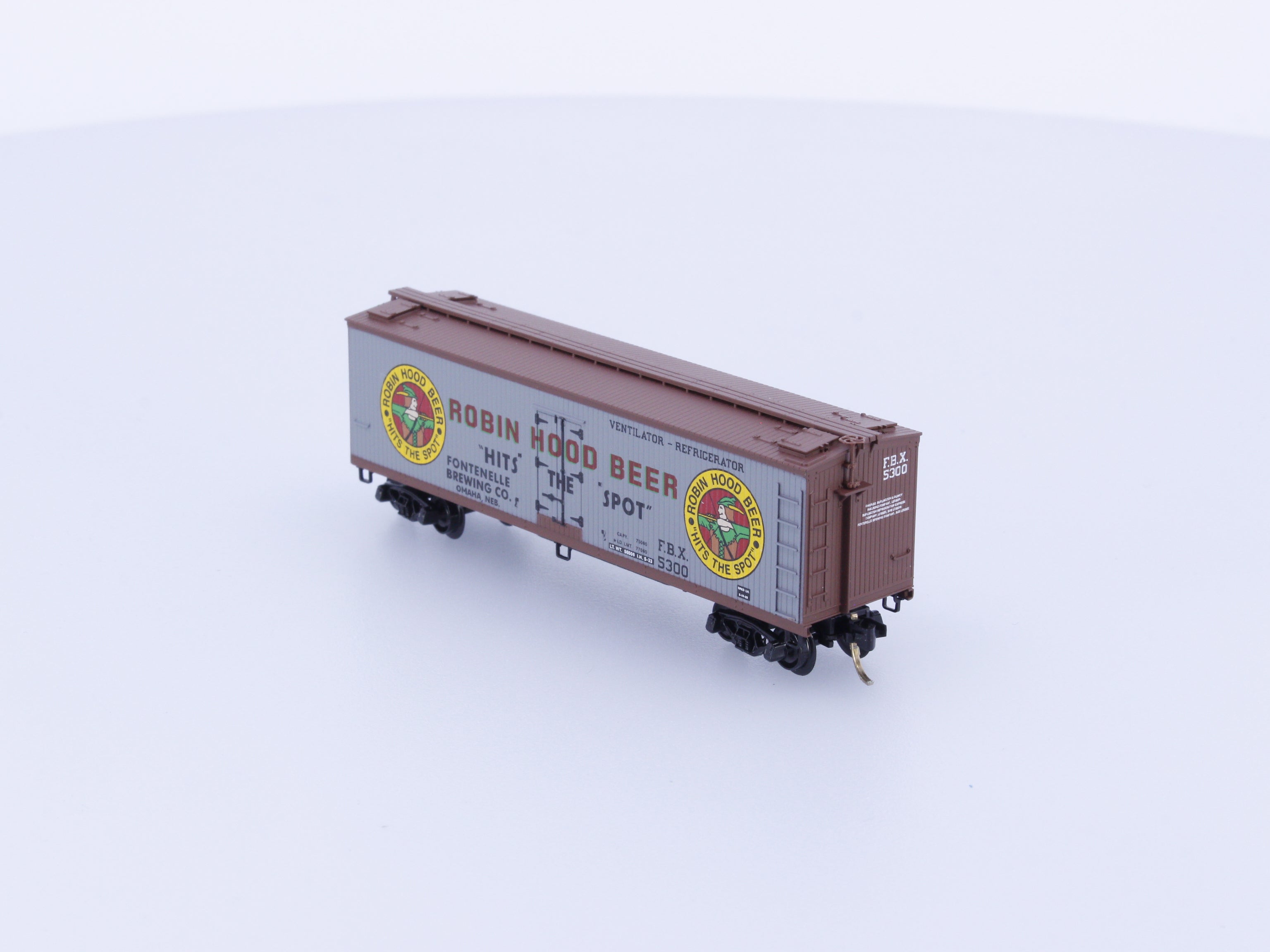 Micro Trains 49450 N 40' Double-Sheathed Wood Box Car, Single Door, w/Vertical Brake Wheel Robin Hood Beer 5301