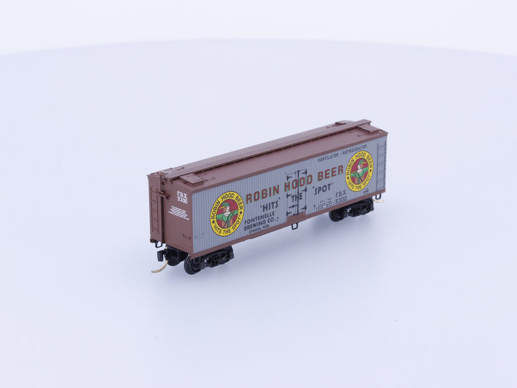 Micro Trains 49450 N 40' Double-Sheathed Wood Box Car, Single Door, w/Vertical Brake Wheel Robin Hood Beer 5301