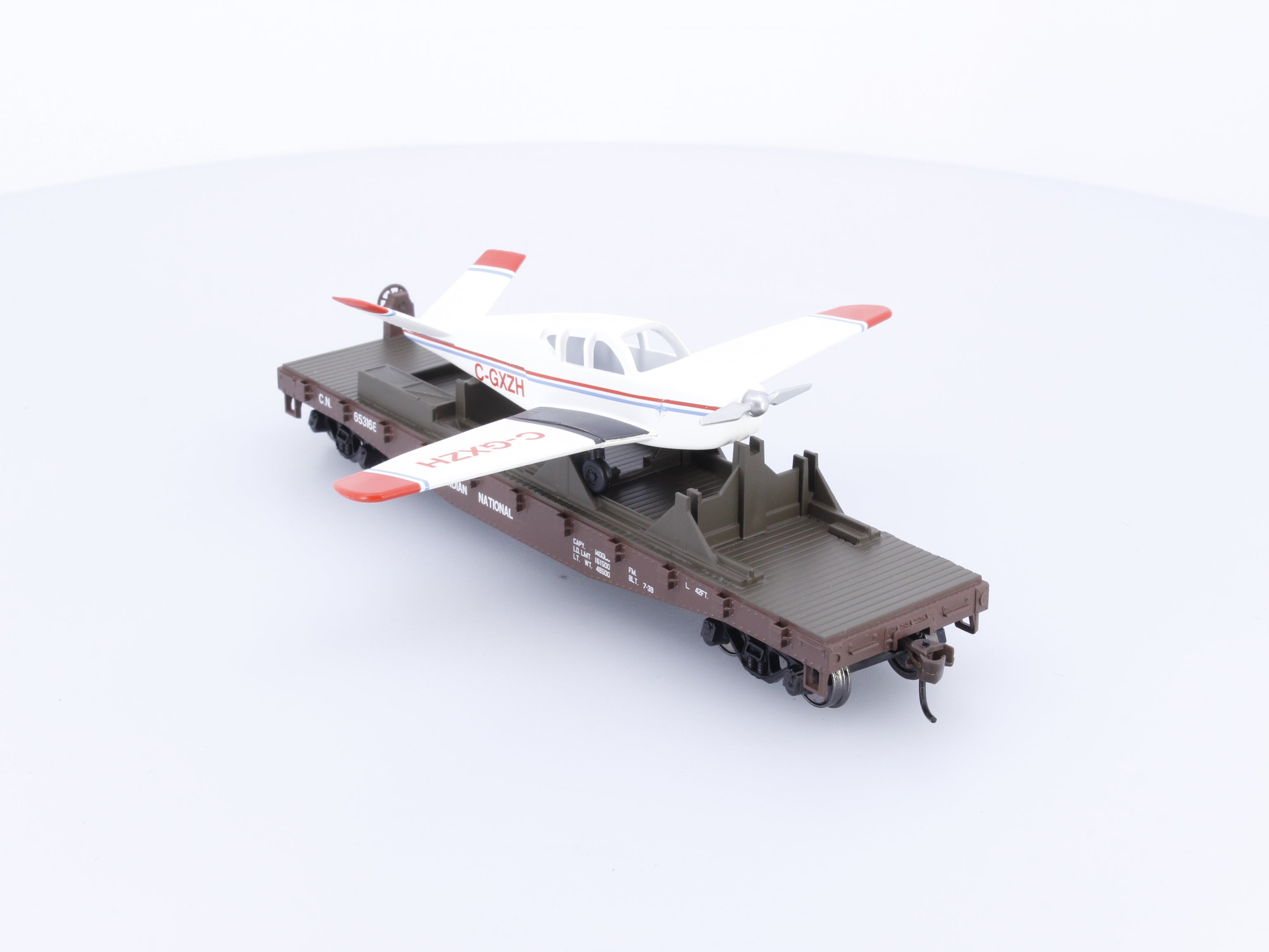 Athearn 92212 HO 40' Flat with Plane Canadian National (CN) 653168
