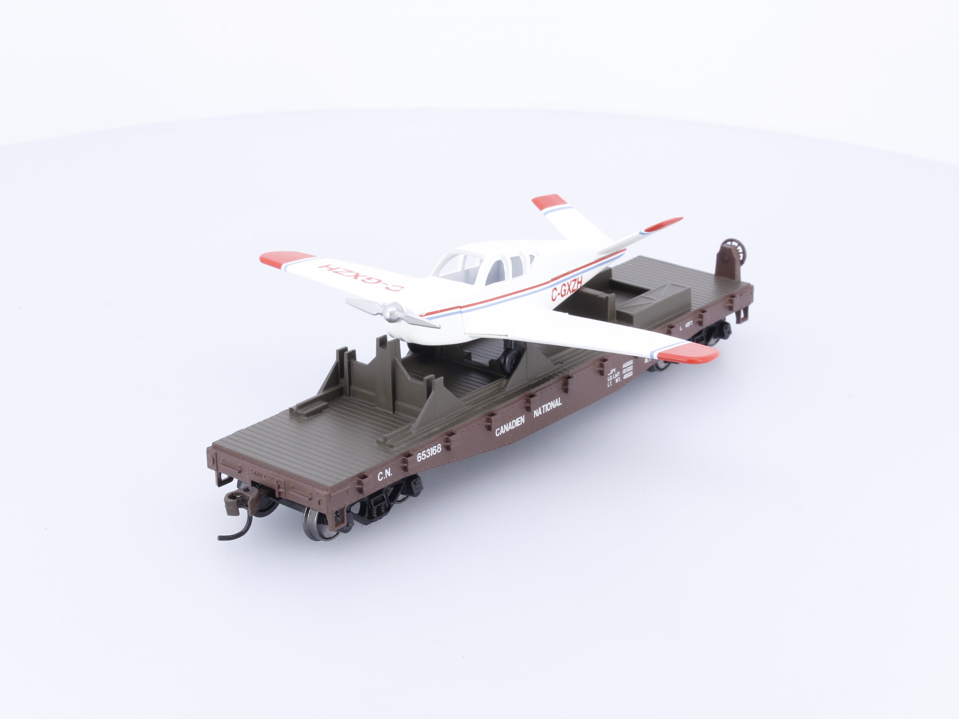 Athearn 92212 HO 40' Flat with Plane Canadian National (CN) 653168