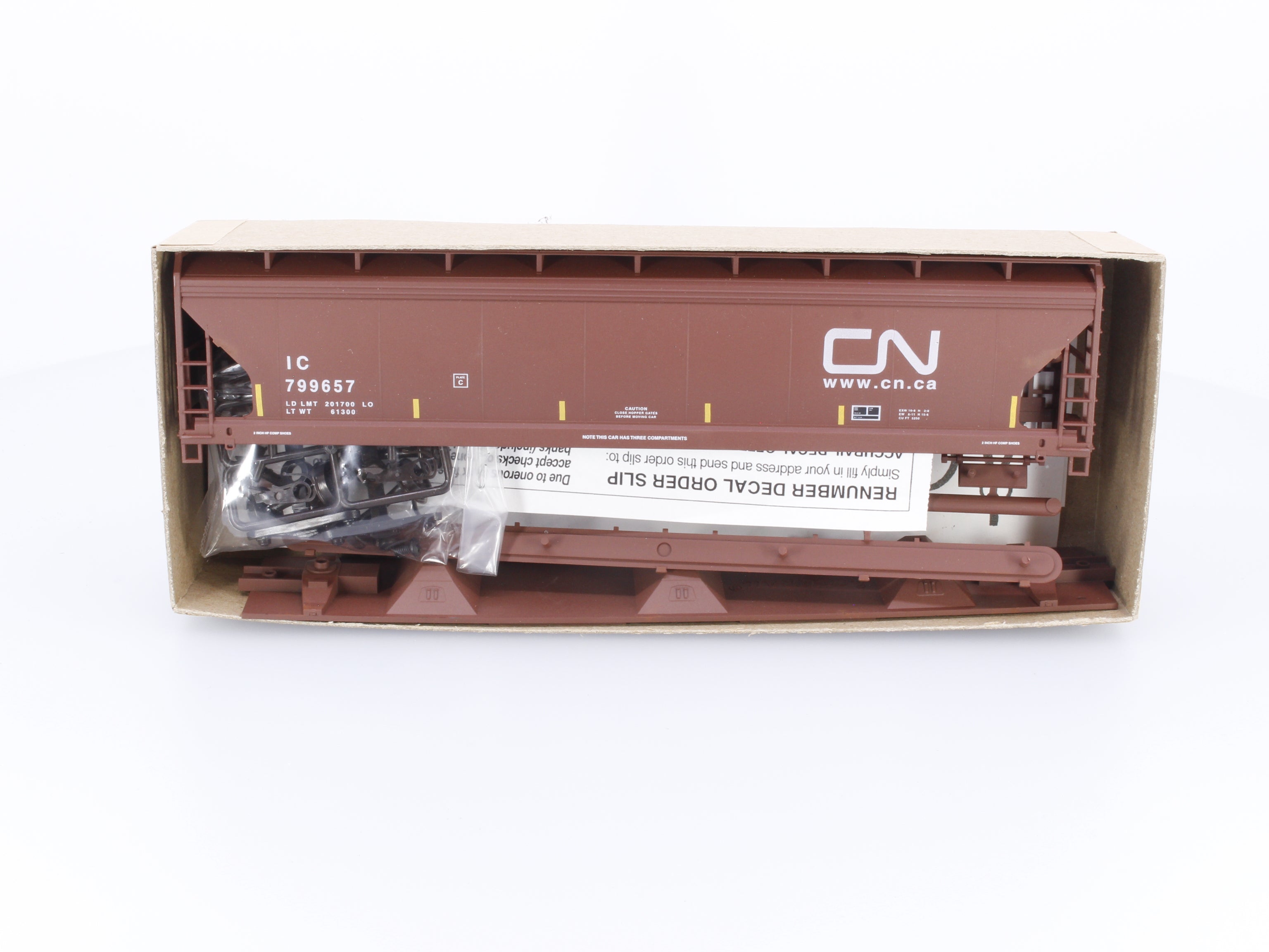Accurail 2102 HO ACF 3-Bay Covered Hopper Illinois Central (IC) 799657