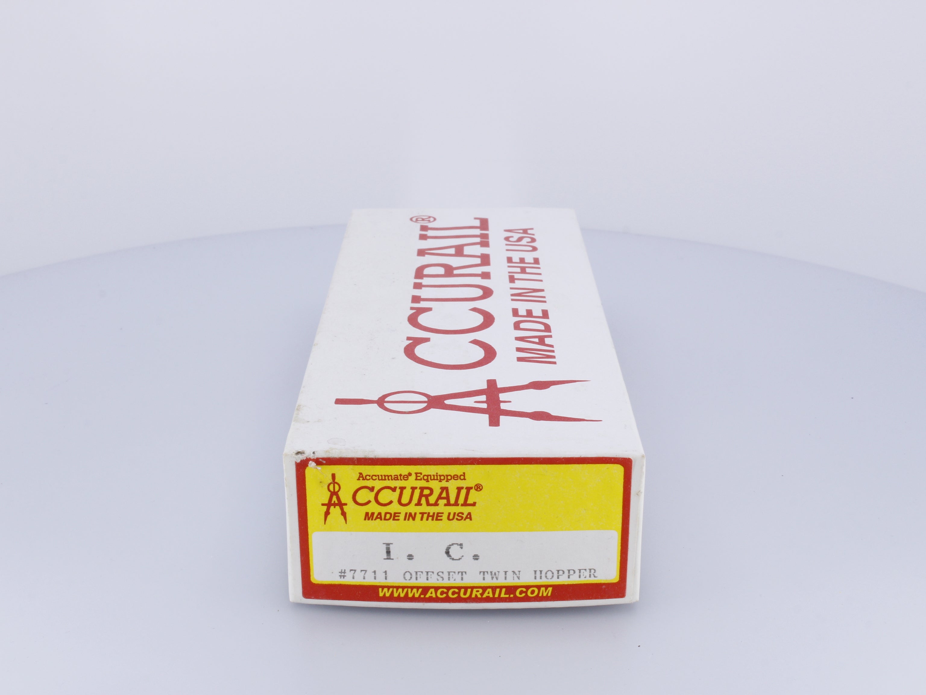 Accurail 7711 HO Offset Twin Hopper Illinois Central (IC) 92186