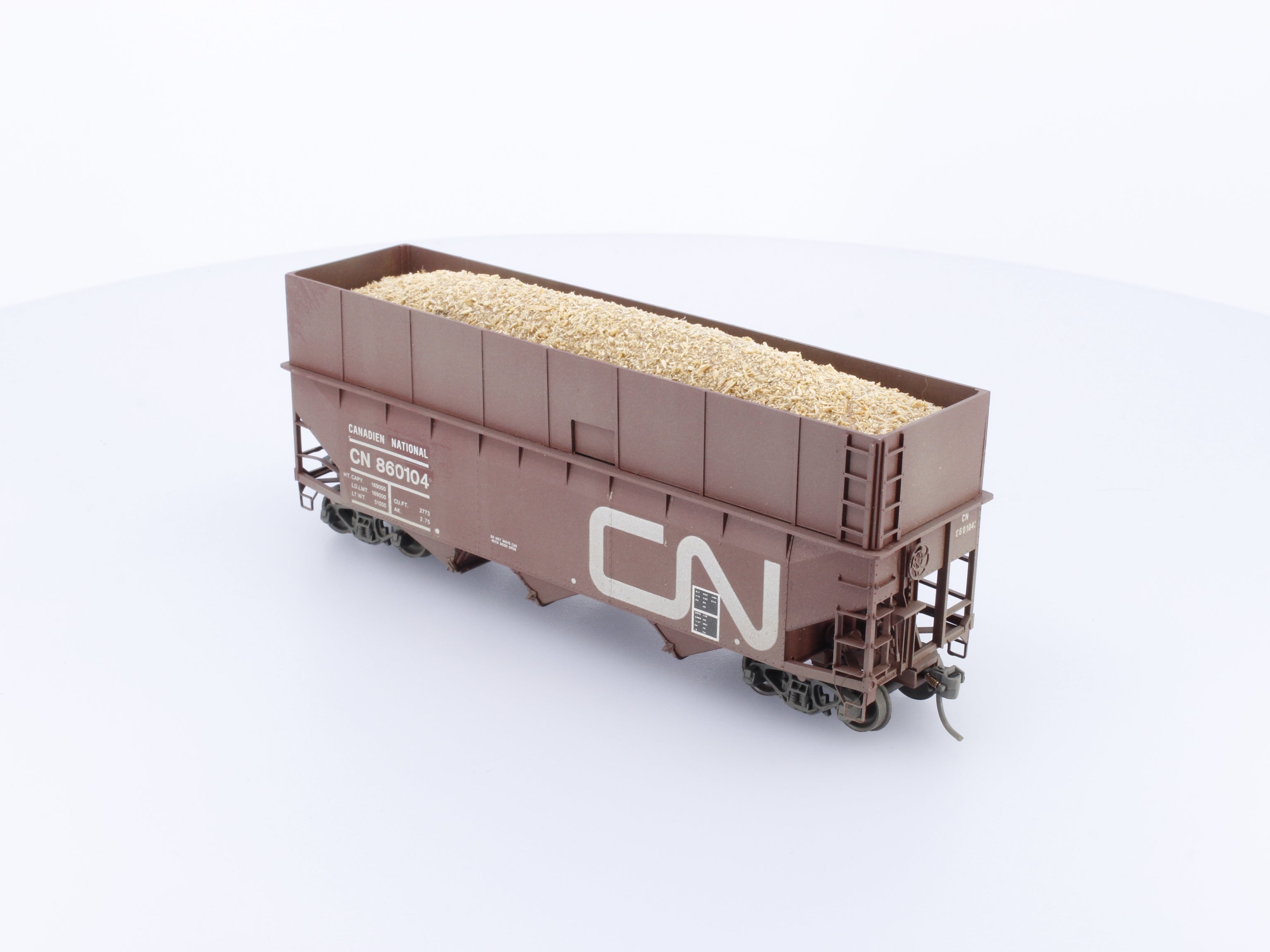 Northern New England Custom Cars 860104 HO Custom Built Weathered 3 Bay Hopper with Woodchip Load Canadian National (CN) 860104