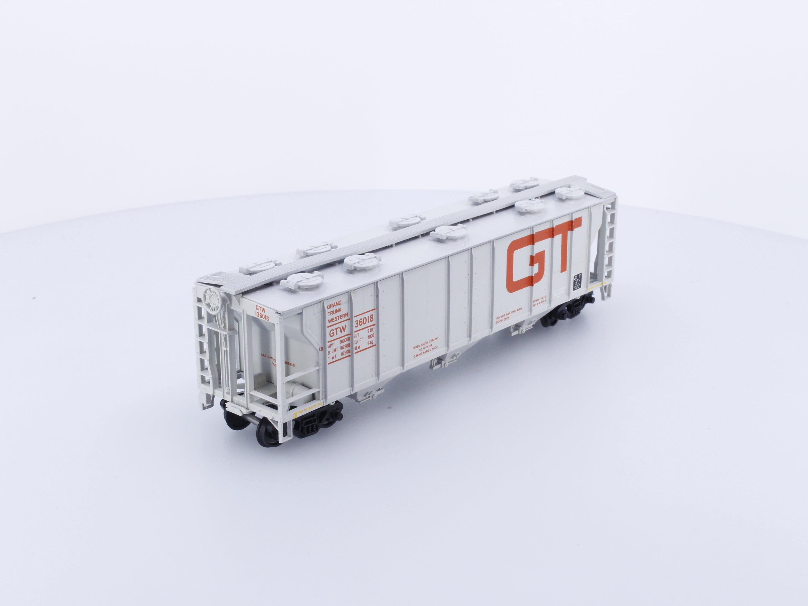 Robins Rails INC 136018 HO 3 Bay Covered Hopper