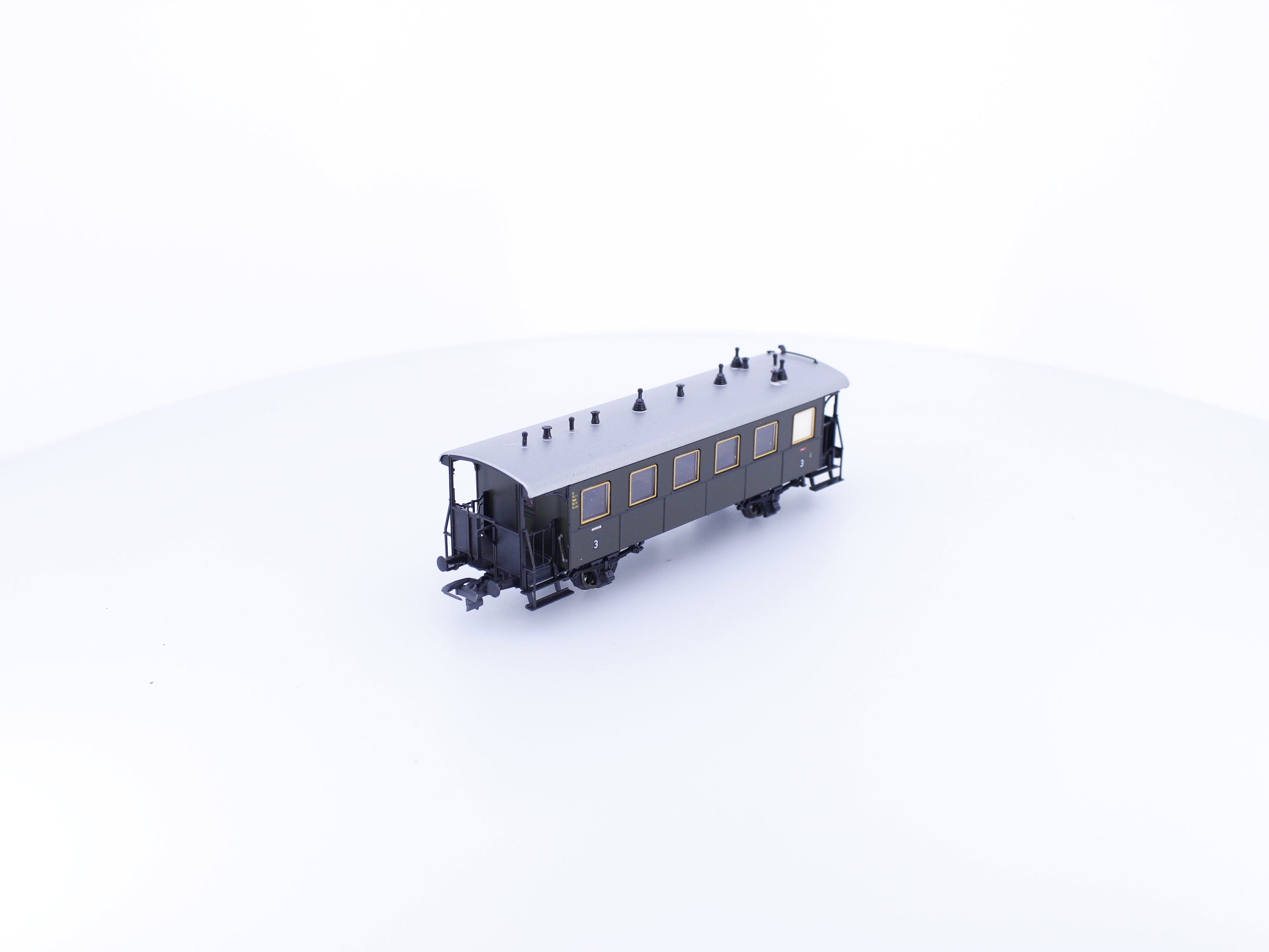 Roco 44821 HO DRG 3rd Class Passenger Car 9910