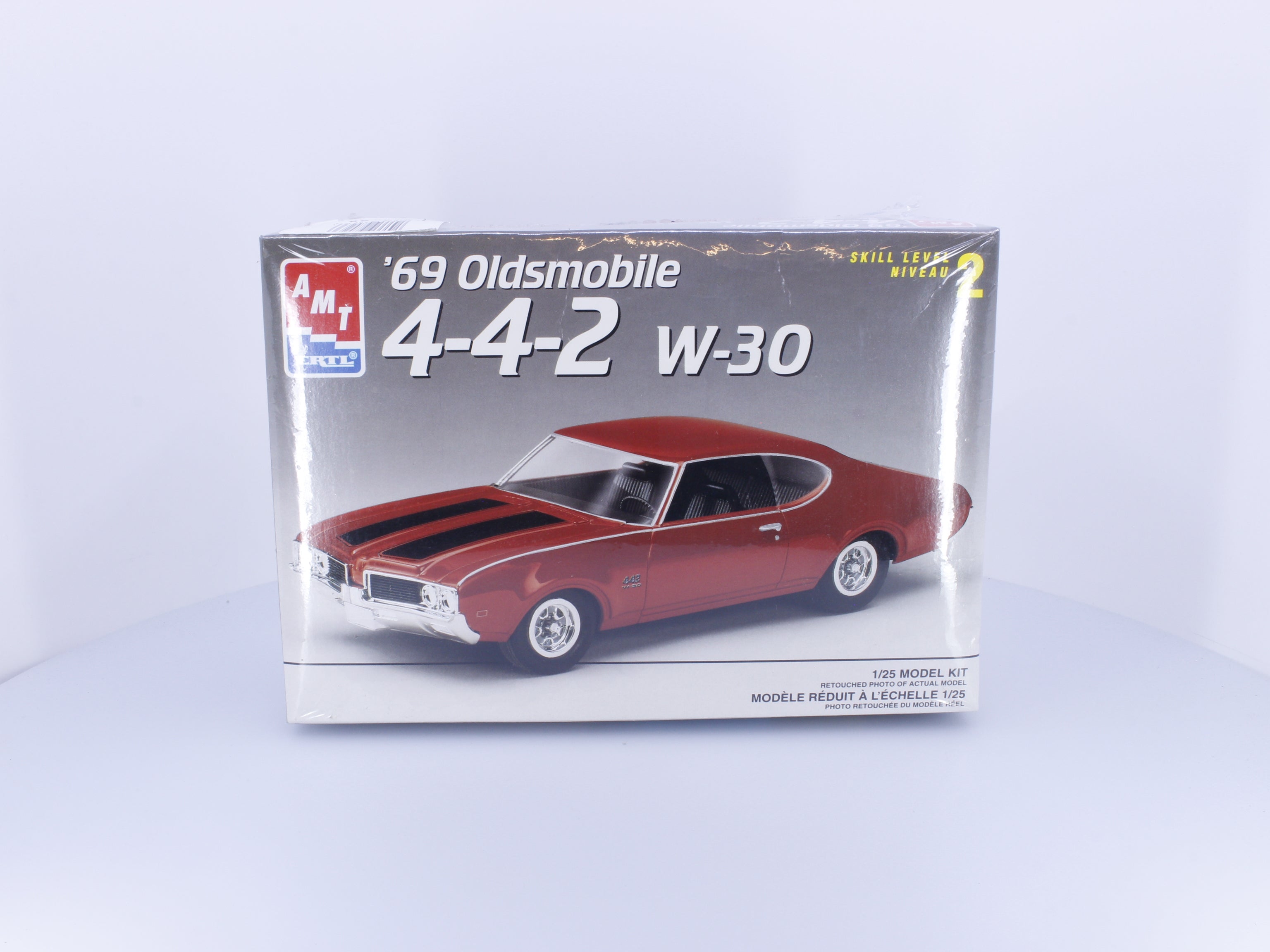 AMT 8232 G 1969 Oldsmobile 4-4-2 W-30 Plastic Model Kit 1/25