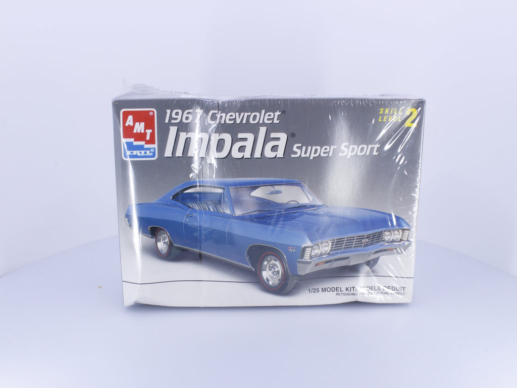AMT 8207 G 1967 Chevrolet Impala Super Sport Plastic Model Kit 1/25 (#1)