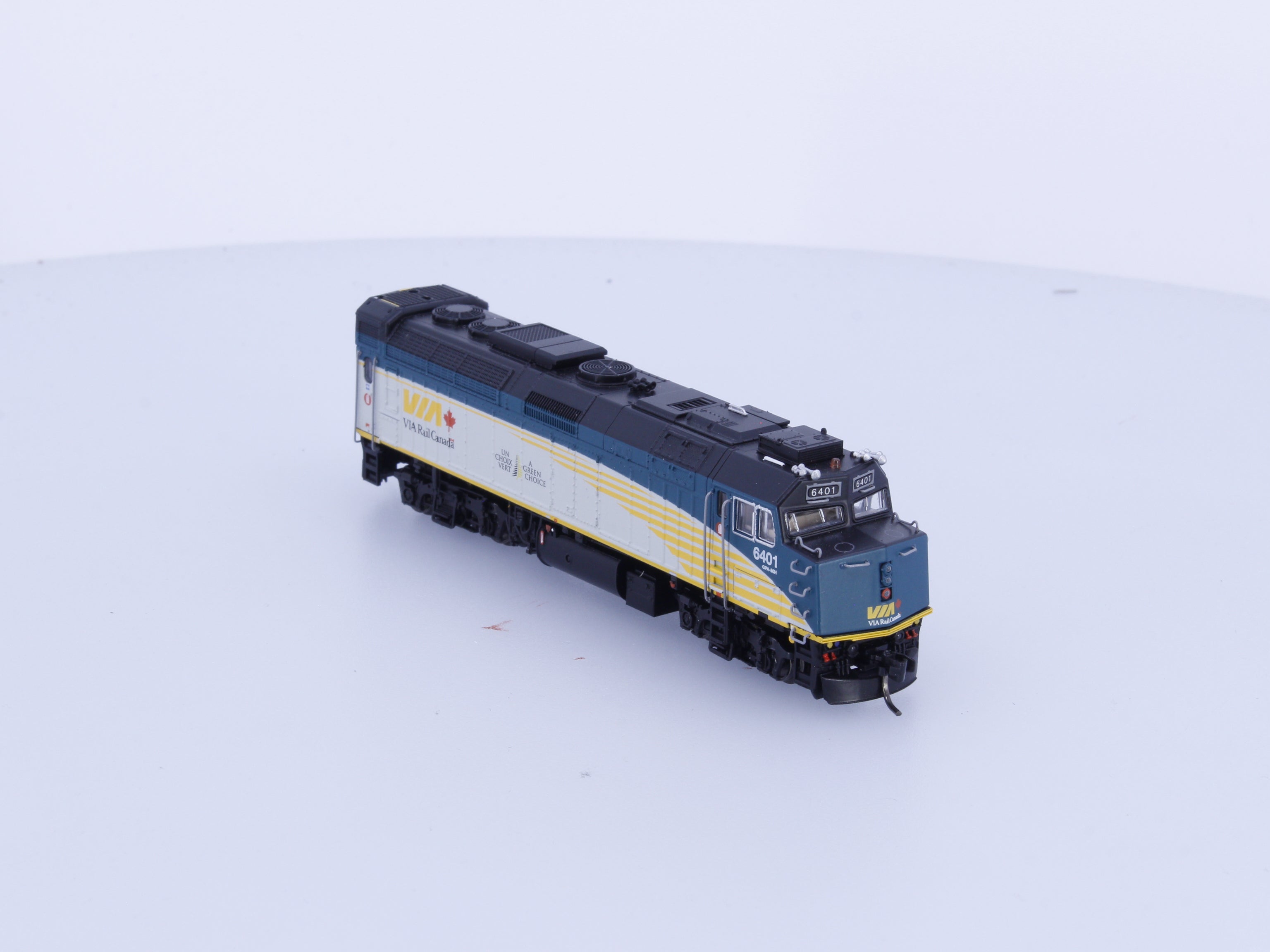 Rapido 582501 N F40PH-2D Diesel Locomotive Renaissance Scheme Via Rail (VIA) 6401 DCC & Sound