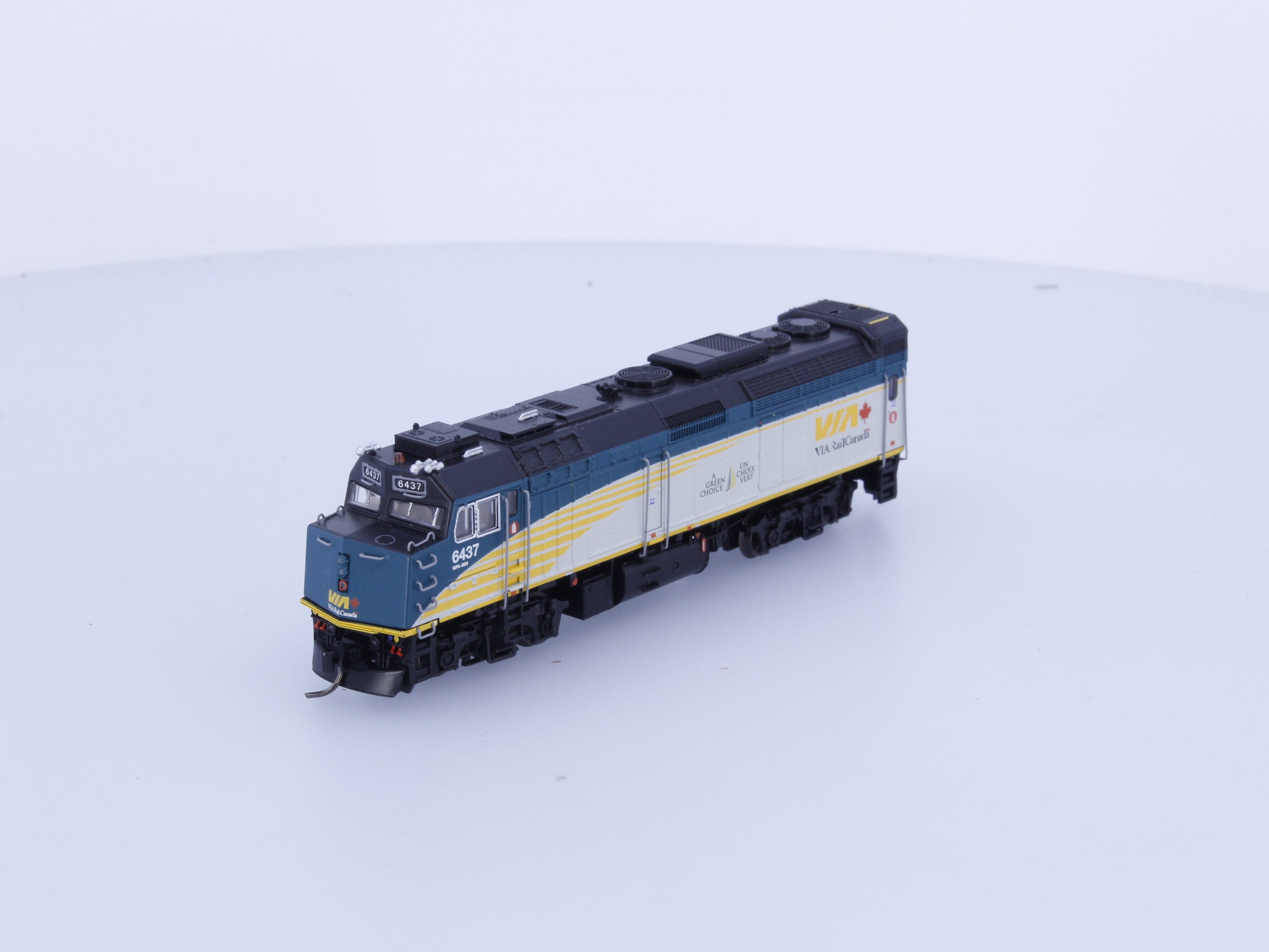 Rapido 582504 N F40PH-2D Diesel Locomotive Renaissance Scheme Via Rail (VIA) 6437 DCC & Sound