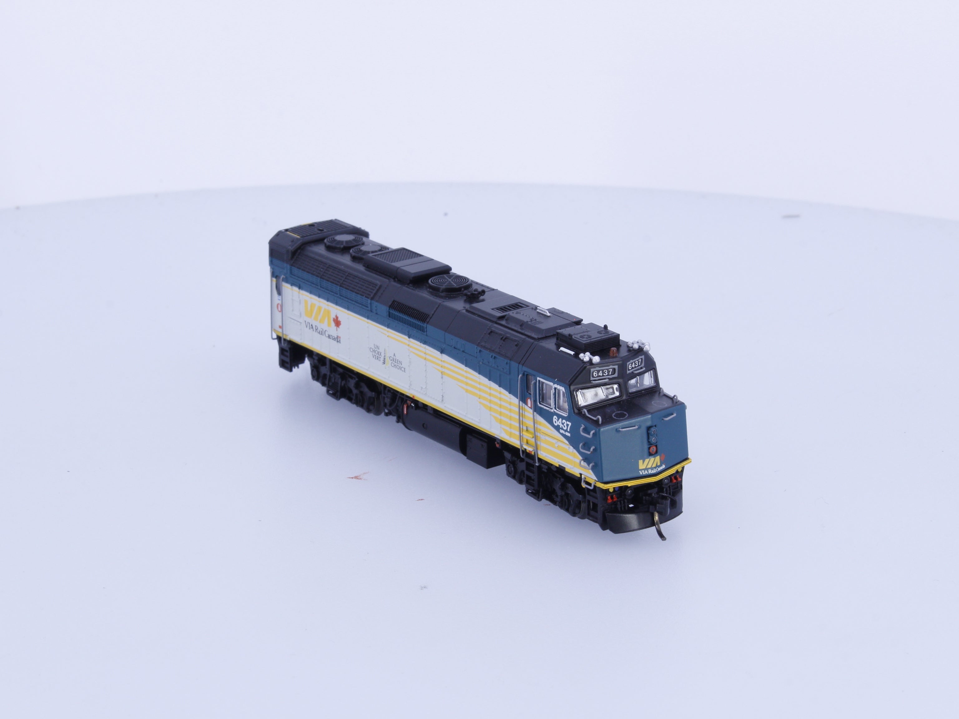 Rapido 582504 N F40PH-2D Diesel Locomotive Renaissance Scheme Via Rail (VIA) 6437 DCC & Sound