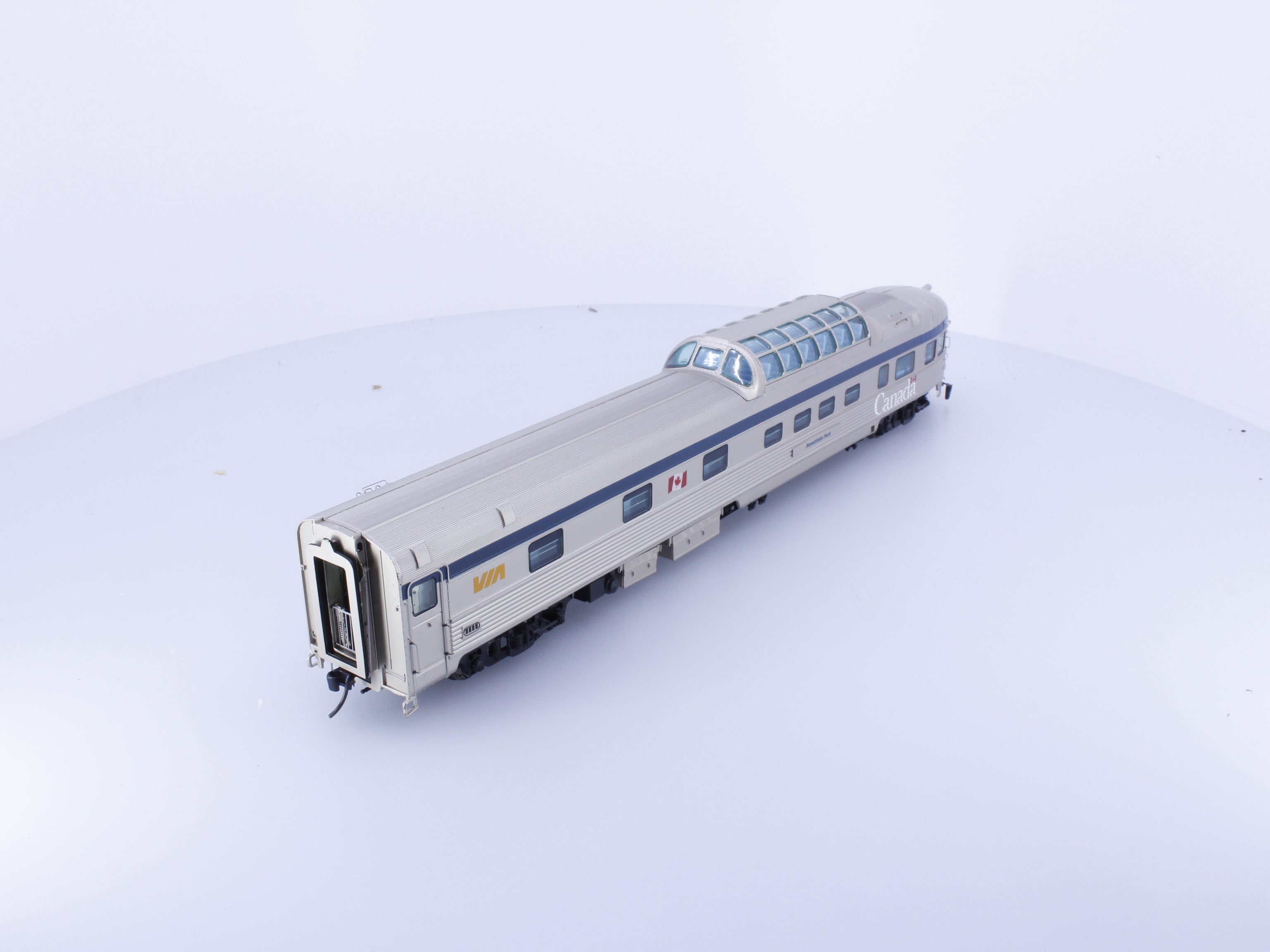 Rapido 120020 HO Park Car Revelstoke Park Canada Scheme Via Rail (VIA) Revelstoke Park
