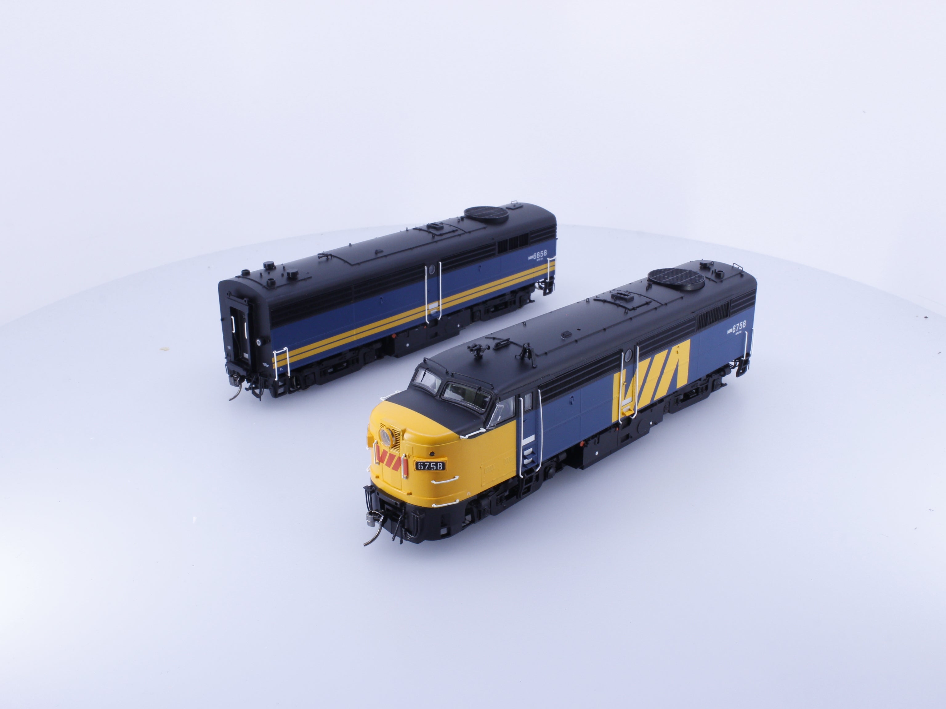Rapido 21609 HO MLW FPA-2u and FPB-2u Diesel Locomotives Via Rail (VIA) 6758/6858 DCC & Sound