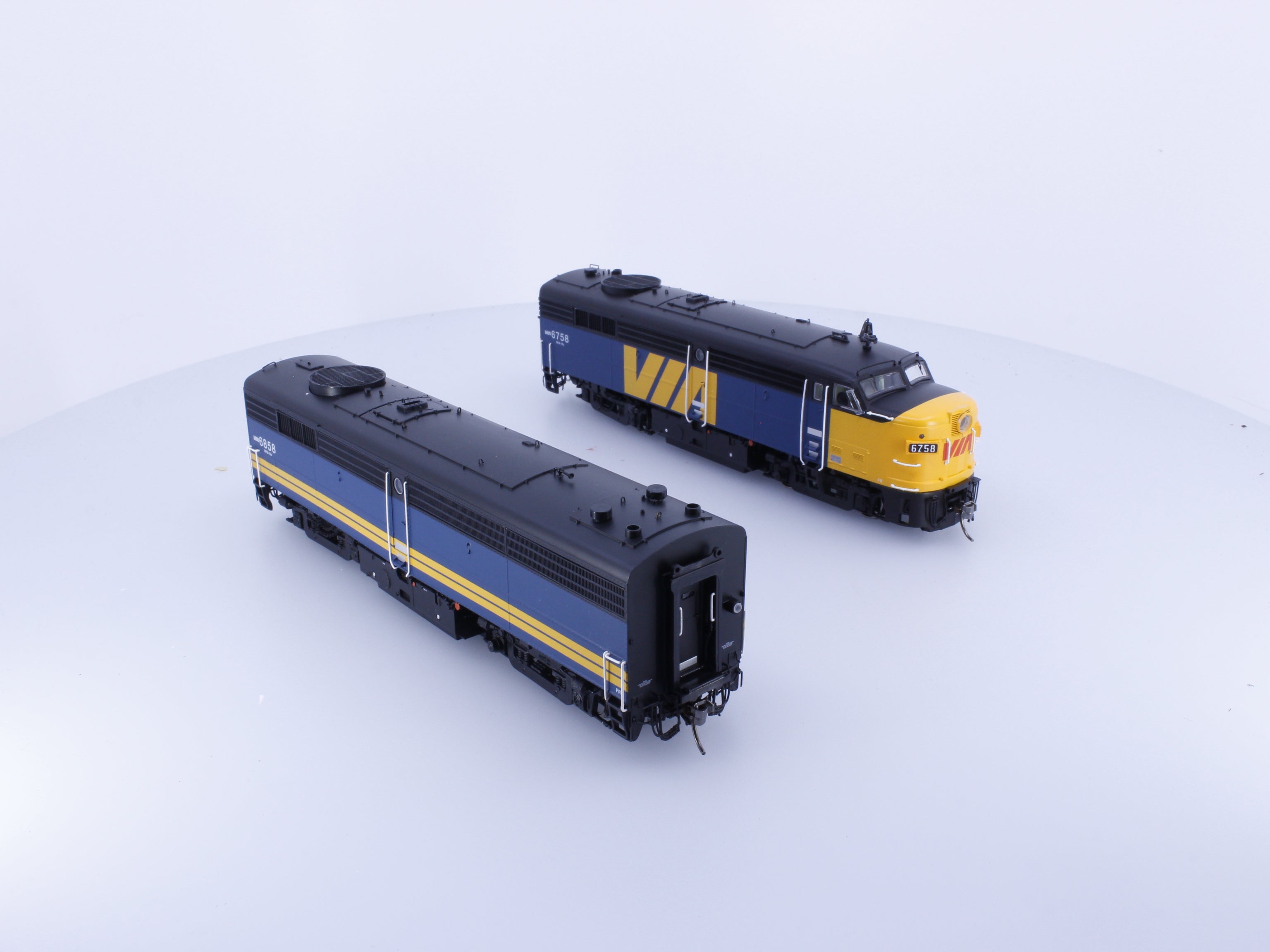 Rapido 21609 HO MLW FPA-2u and FPB-2u Diesel Locomotives Via Rail (VIA) 6758/6858 DCC & Sound
