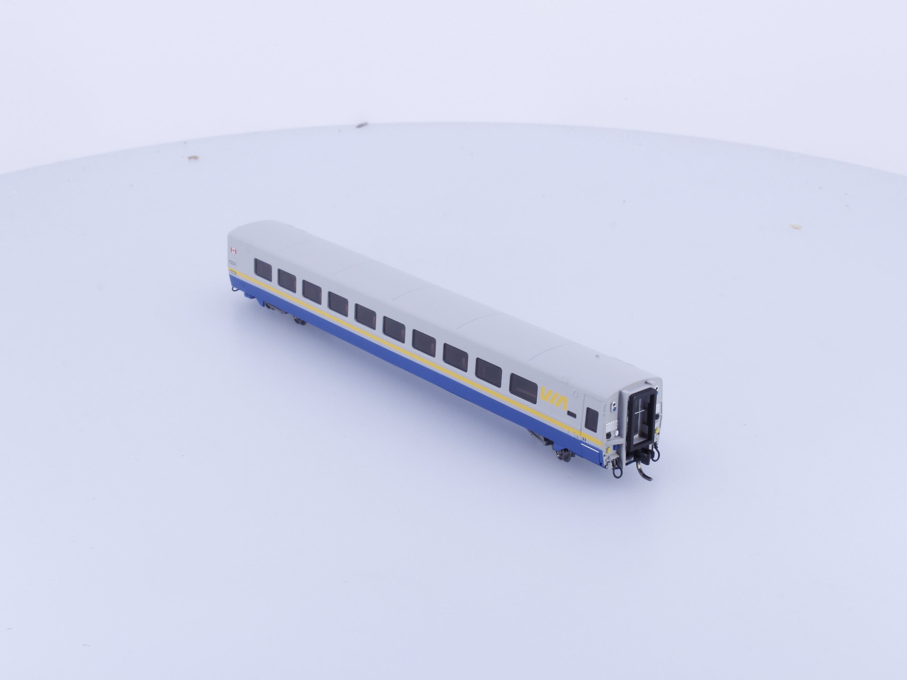 Rapido 508001 N LRC Coach Original Scheme Via Rail (VIA)