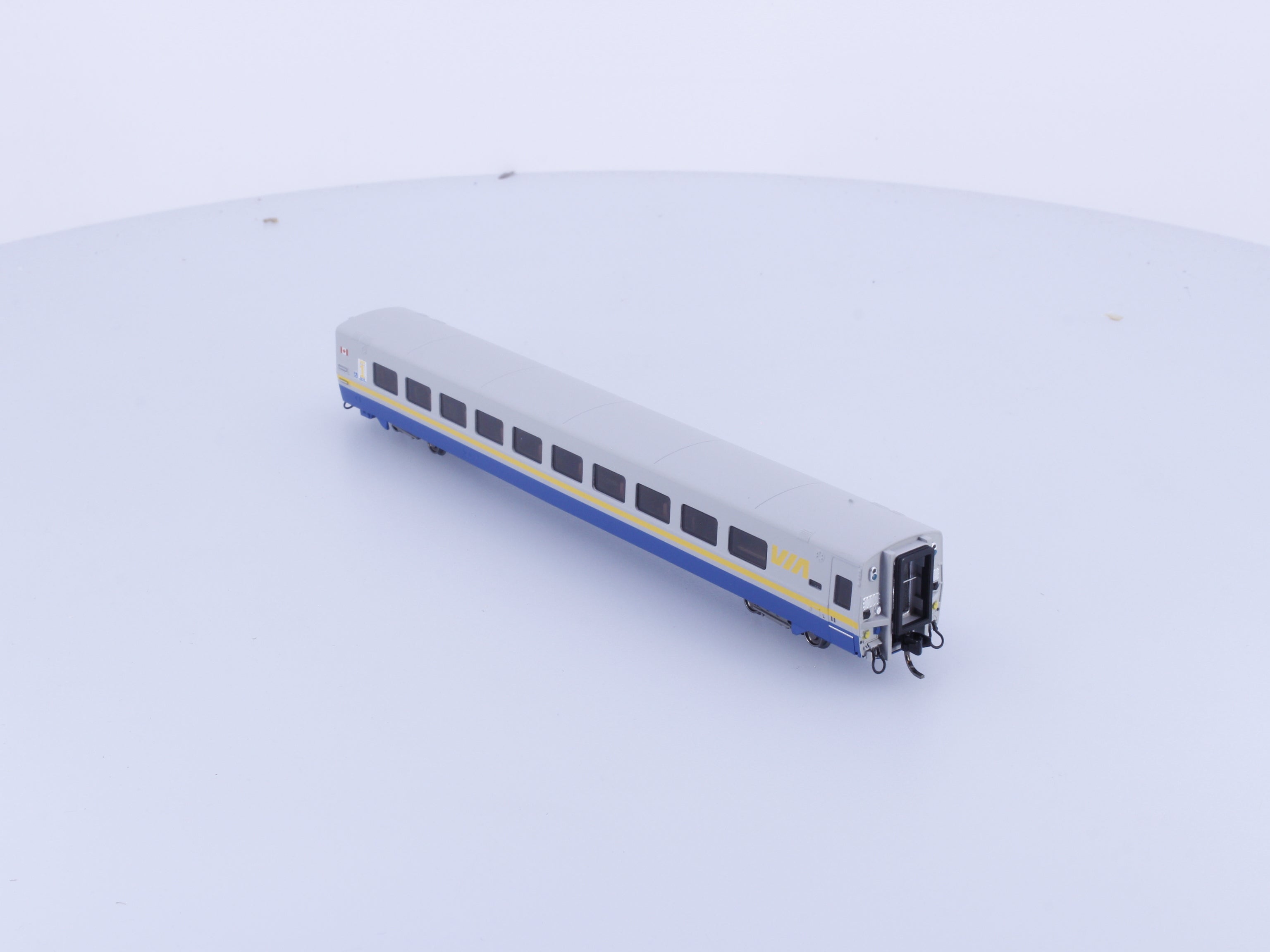 Rapido 508002 N LRC Club Car Original Scheme Via Rail (VIA)