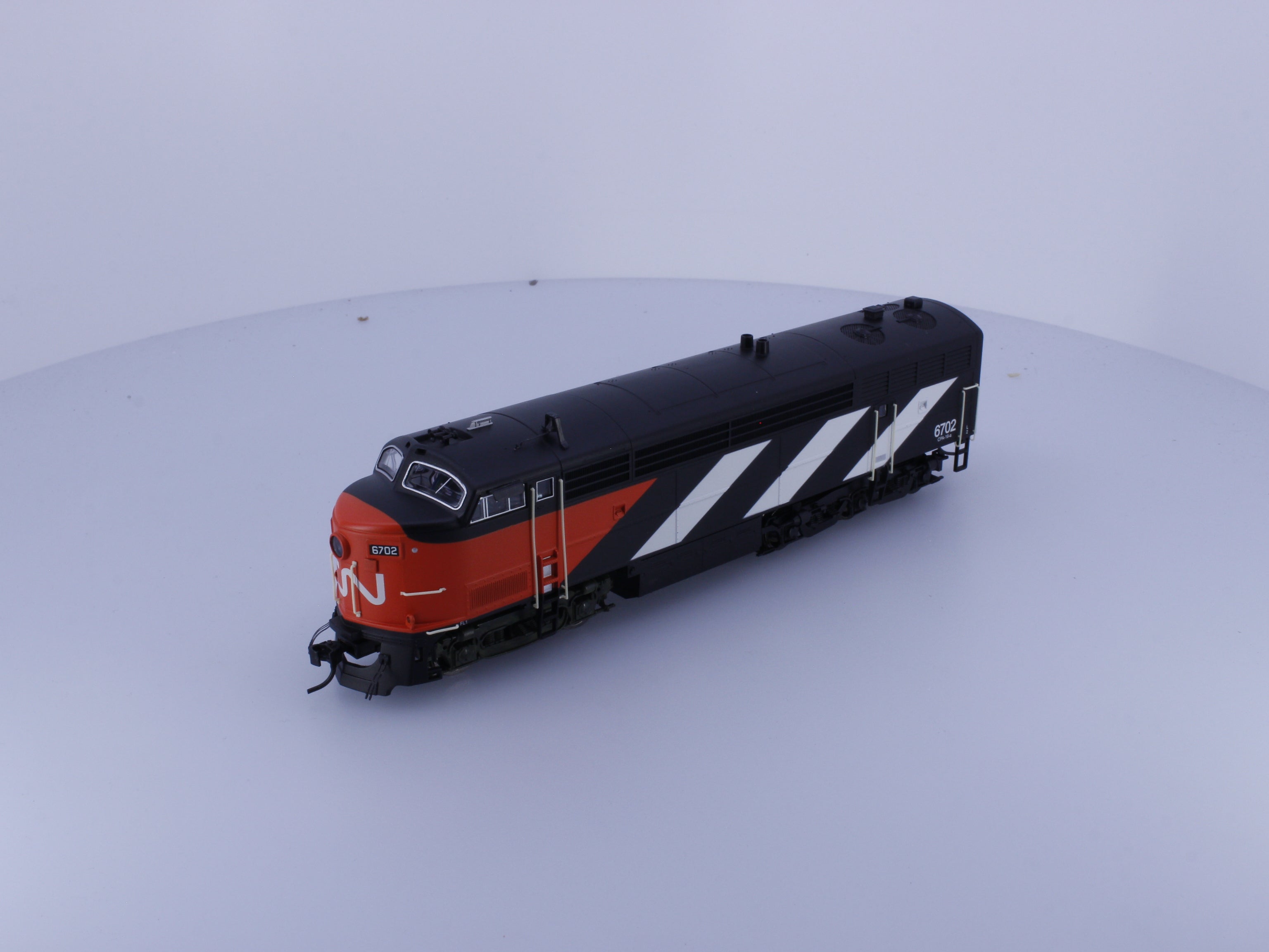 Trueline Trains 500072 HO C-Liner 5-Axle Diesel Locomotive Stripes Scheme Canadian National (CN) 6702 DCC & Sound