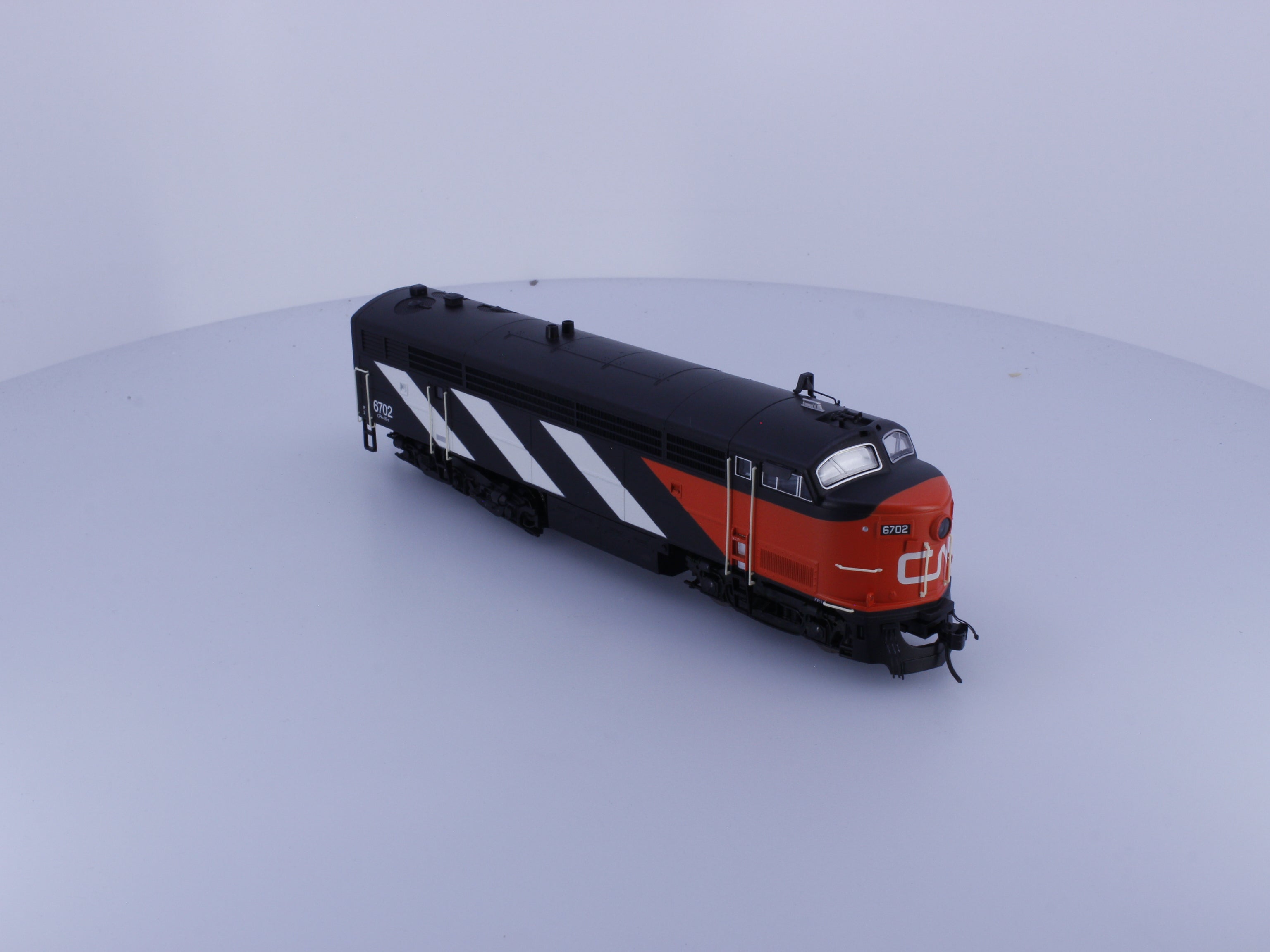Trueline Trains 500072 HO C-Liner 5-Axle Diesel Locomotive Stripes Scheme Canadian National (CN) 6702 DCC & Sound