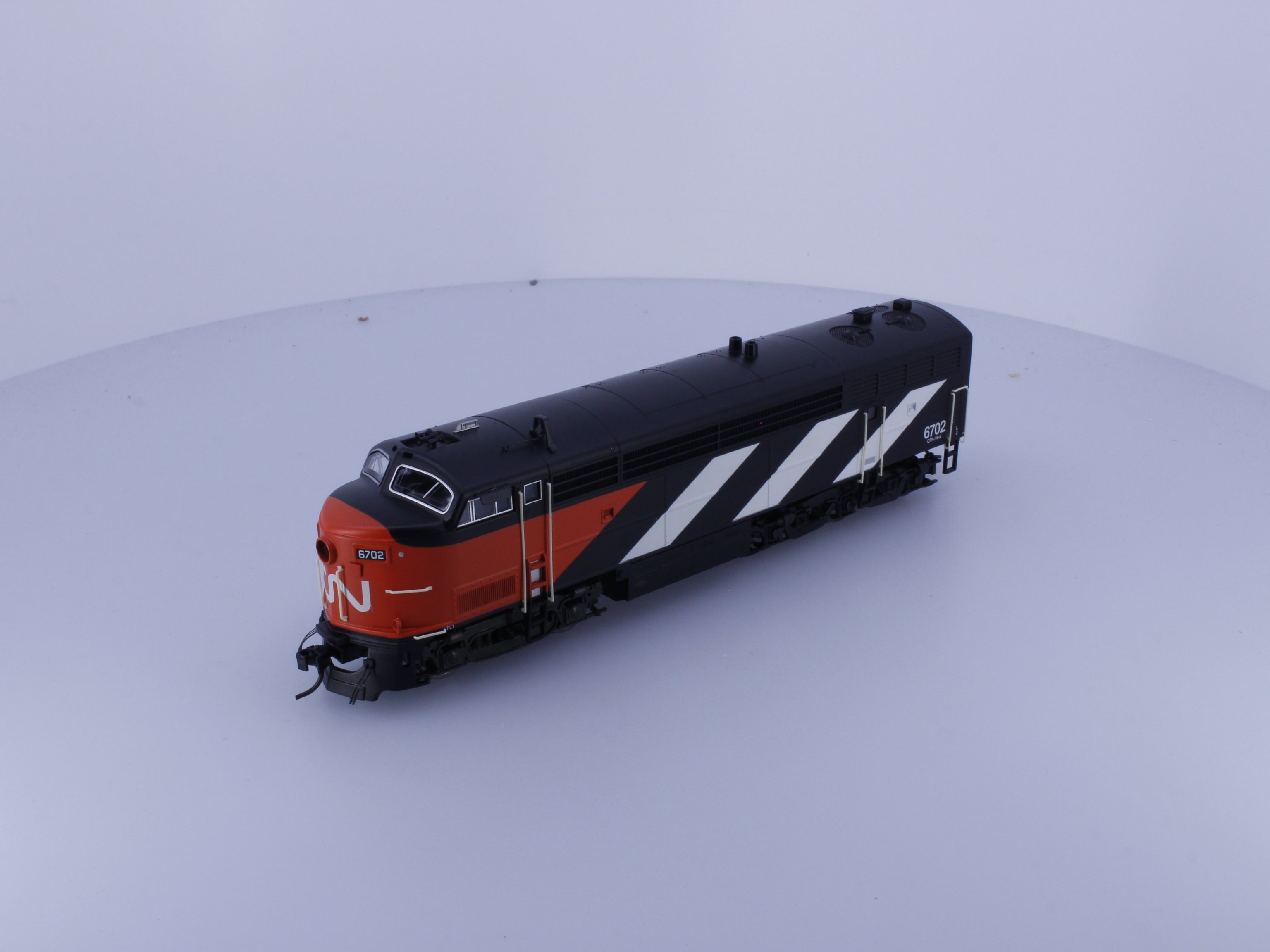 Trueline Trains 500046 HO C-Liner 5-Axle Diesel Locomotive Stripes Scheme Canadian National (CN) 6702 Analog DC