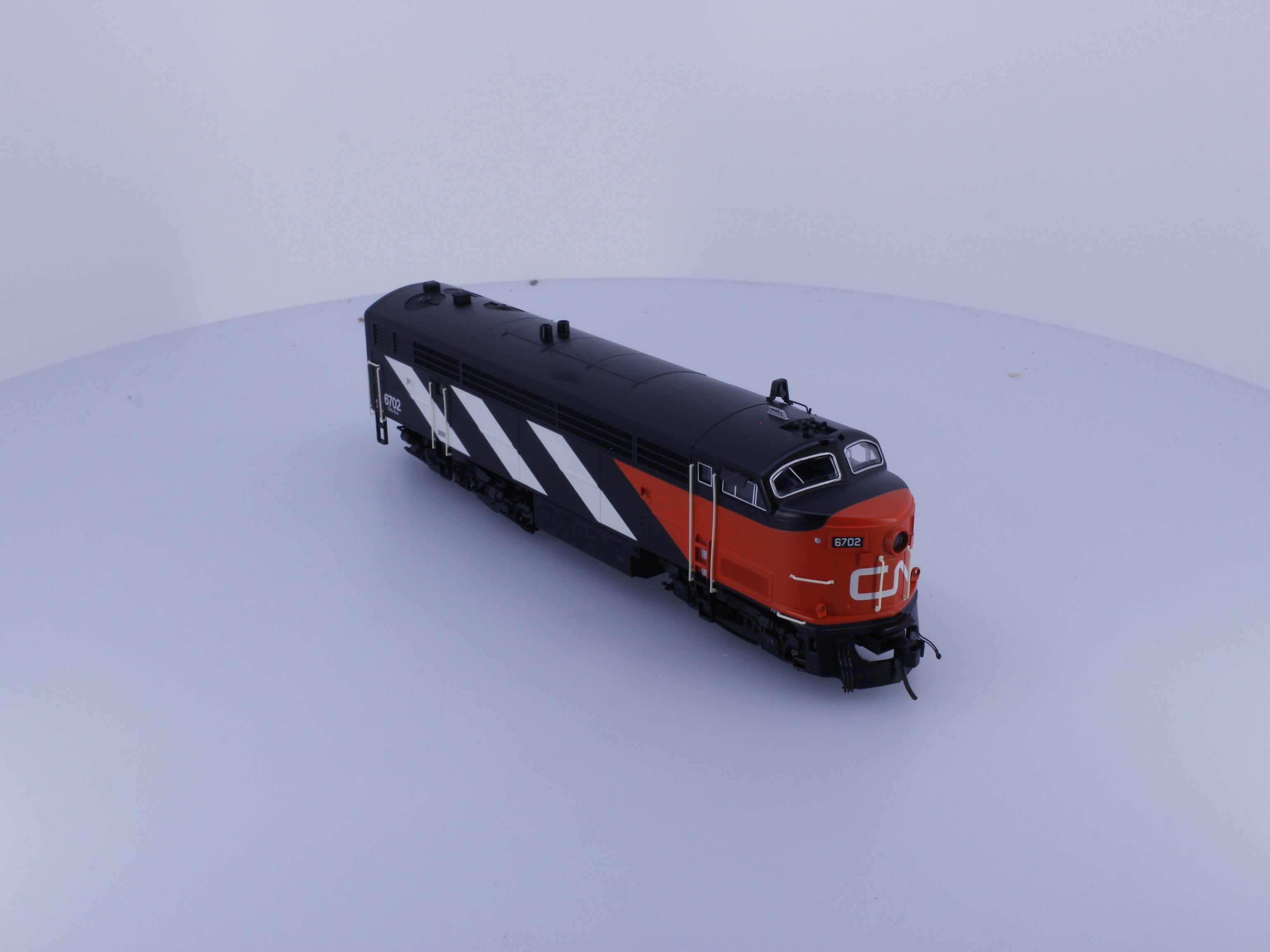 Trueline Trains 500046 HO C-Liner 5-Axle Diesel Locomotive Stripes Scheme Canadian National (CN) 6702 Analog DC