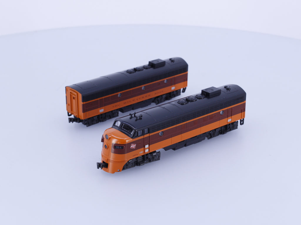 Kato 106-0430 N EMD FP7A/F7B Diesel Locomotives Set Milwaukee Road (MILW) 95A/95B Analog DC (#2)