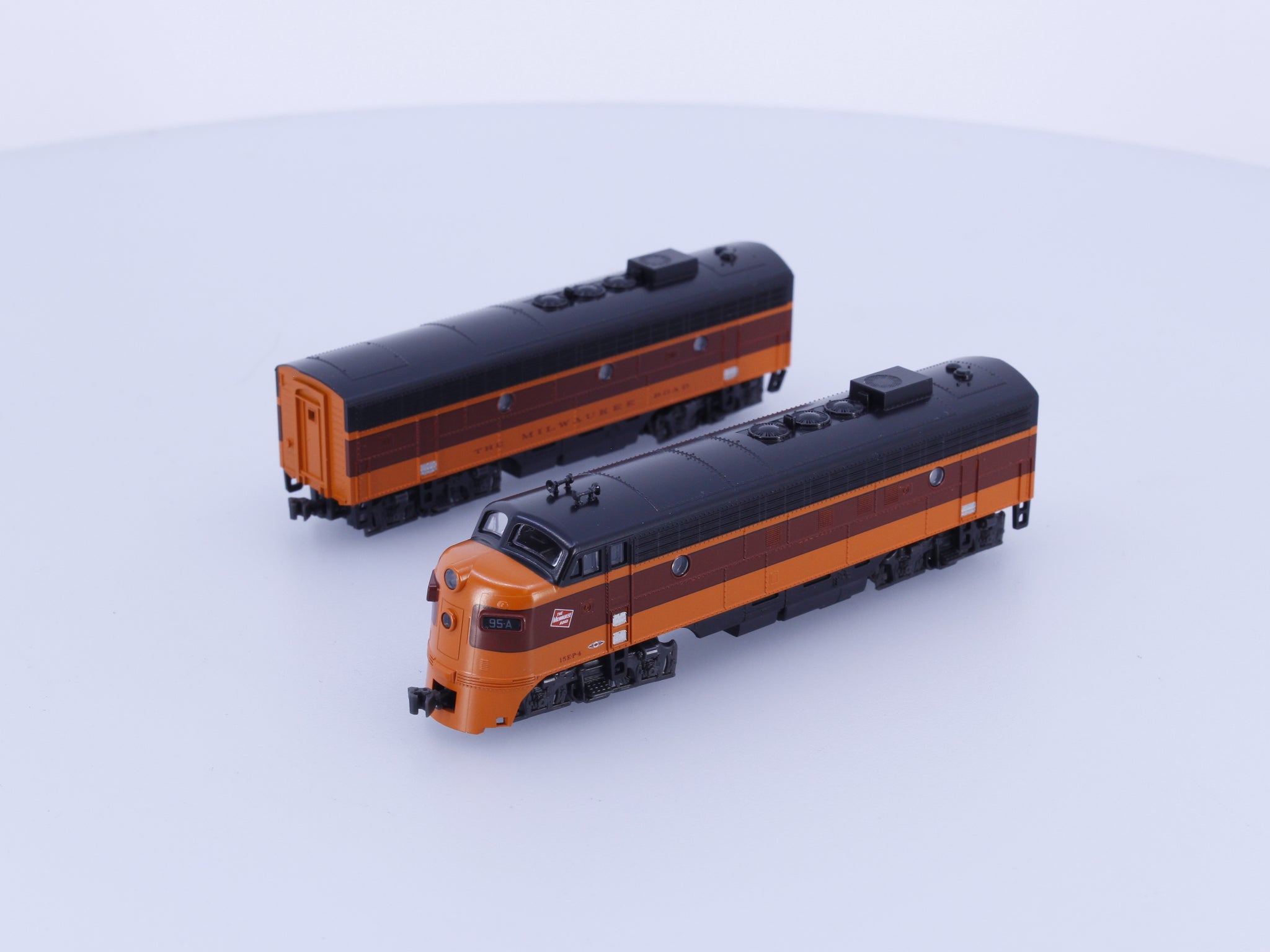 Kato 106-0430 N EMD FP7A/F7B Diesel Locomotives Set Milwaukee Road (MILW) 95A/95B Analog DC (#2)