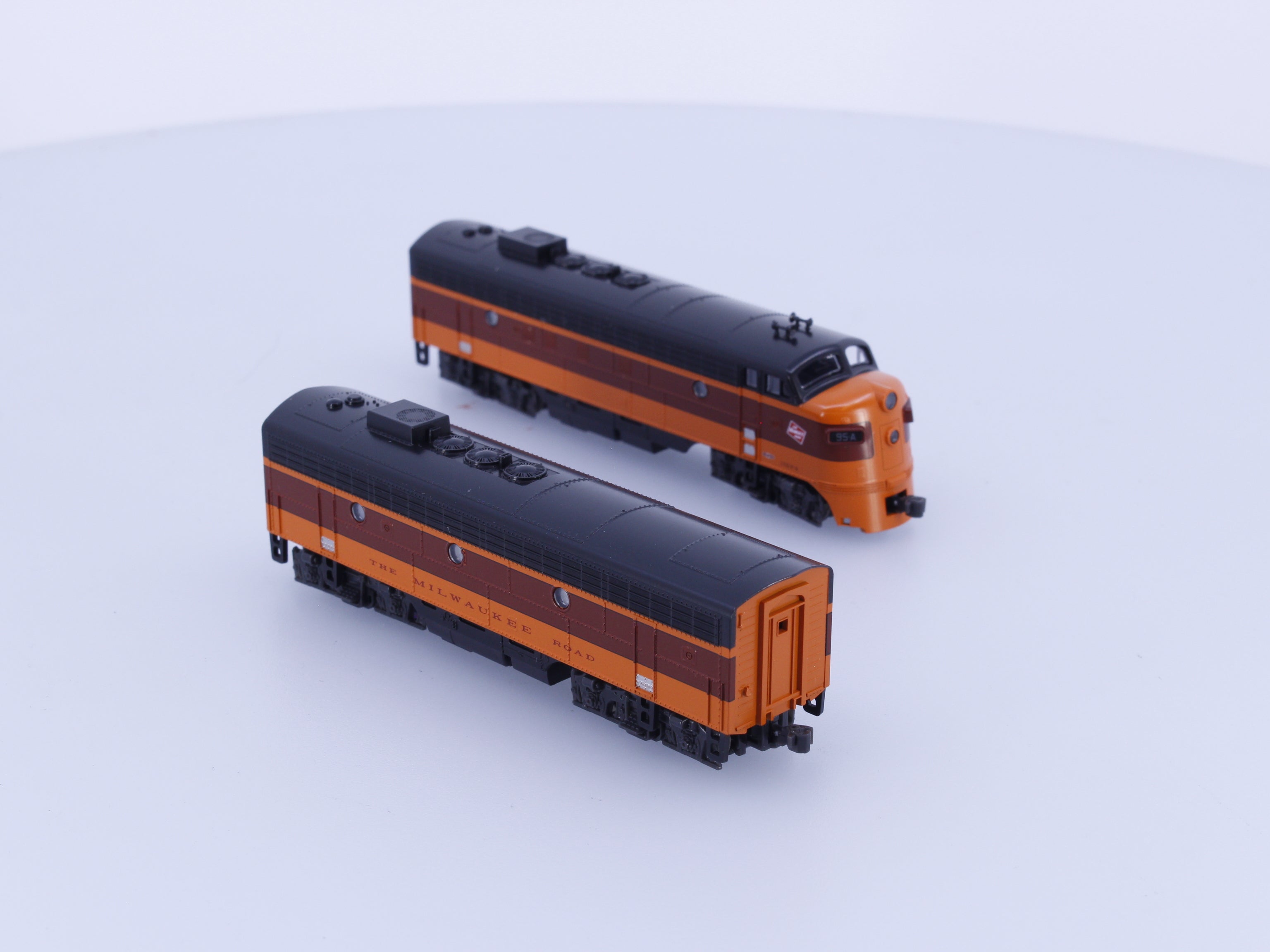 Kato 106-0430 N EMD FP7A/F7B Diesel Locomotives Set Milwaukee Road (MILW) 95A/95B Analog DC (#2)