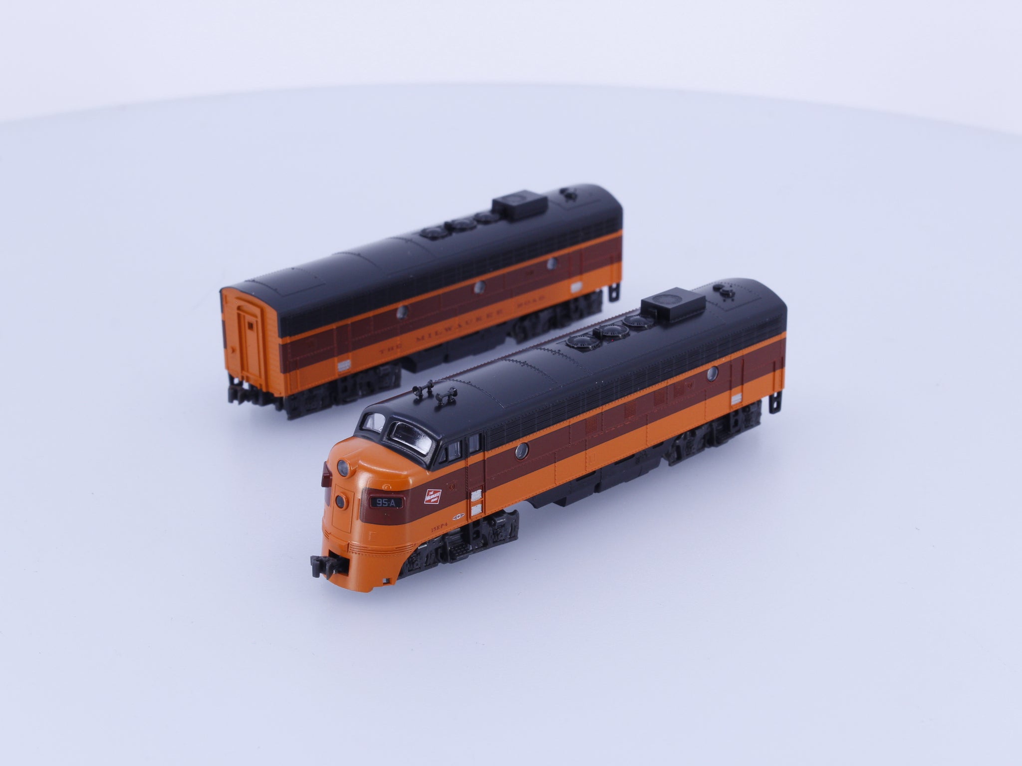 Kato 106-0430 N EMD FP7A/F7B Diesel Locomotives Set Milwaukee Road (MILW) 95A/95B Analog DC (#1)