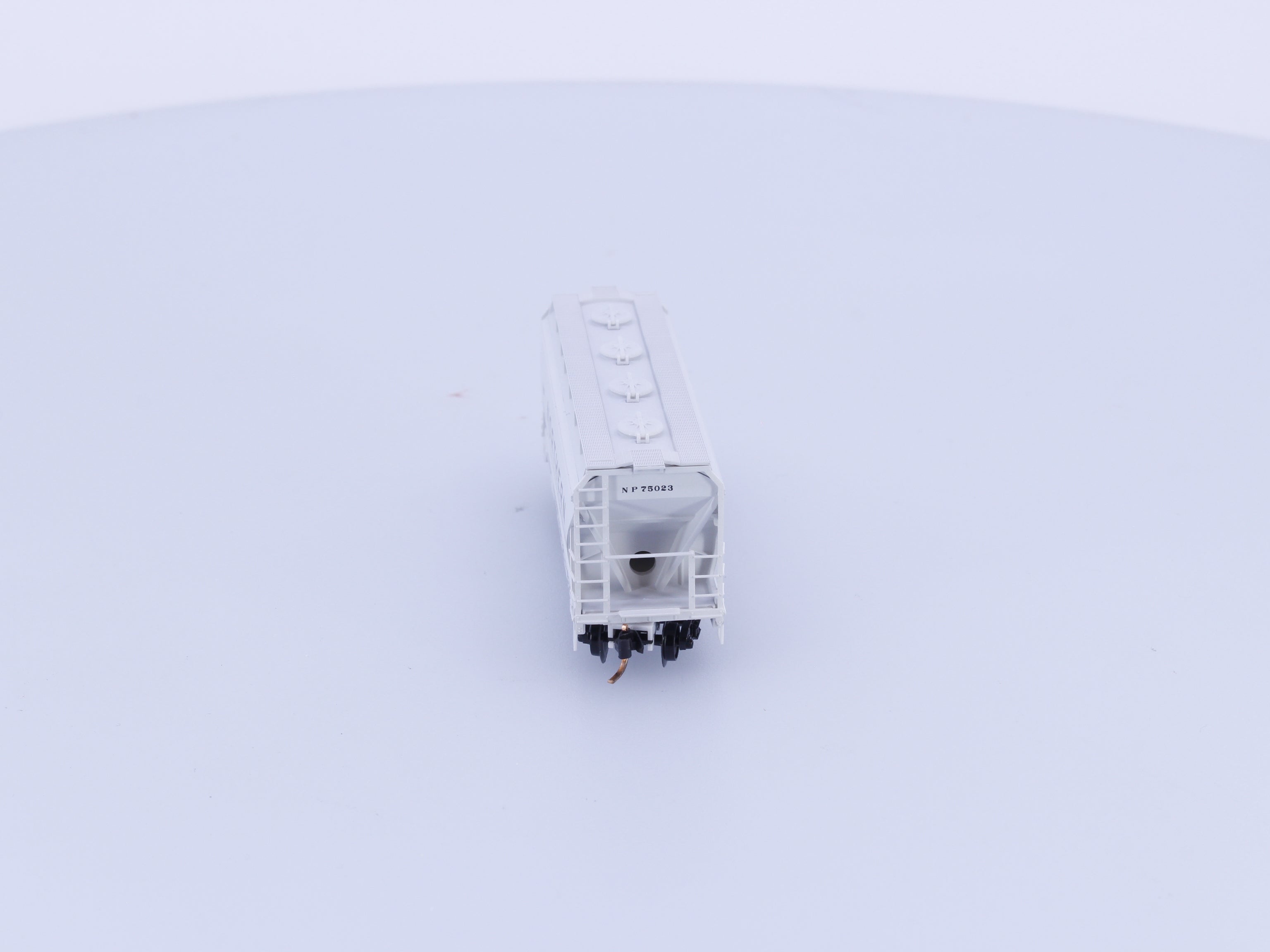 Micro Trains 09200231 N Covered Hopper, 2-Bay, ACF Centerflow Northern Pacific (NP) 75023