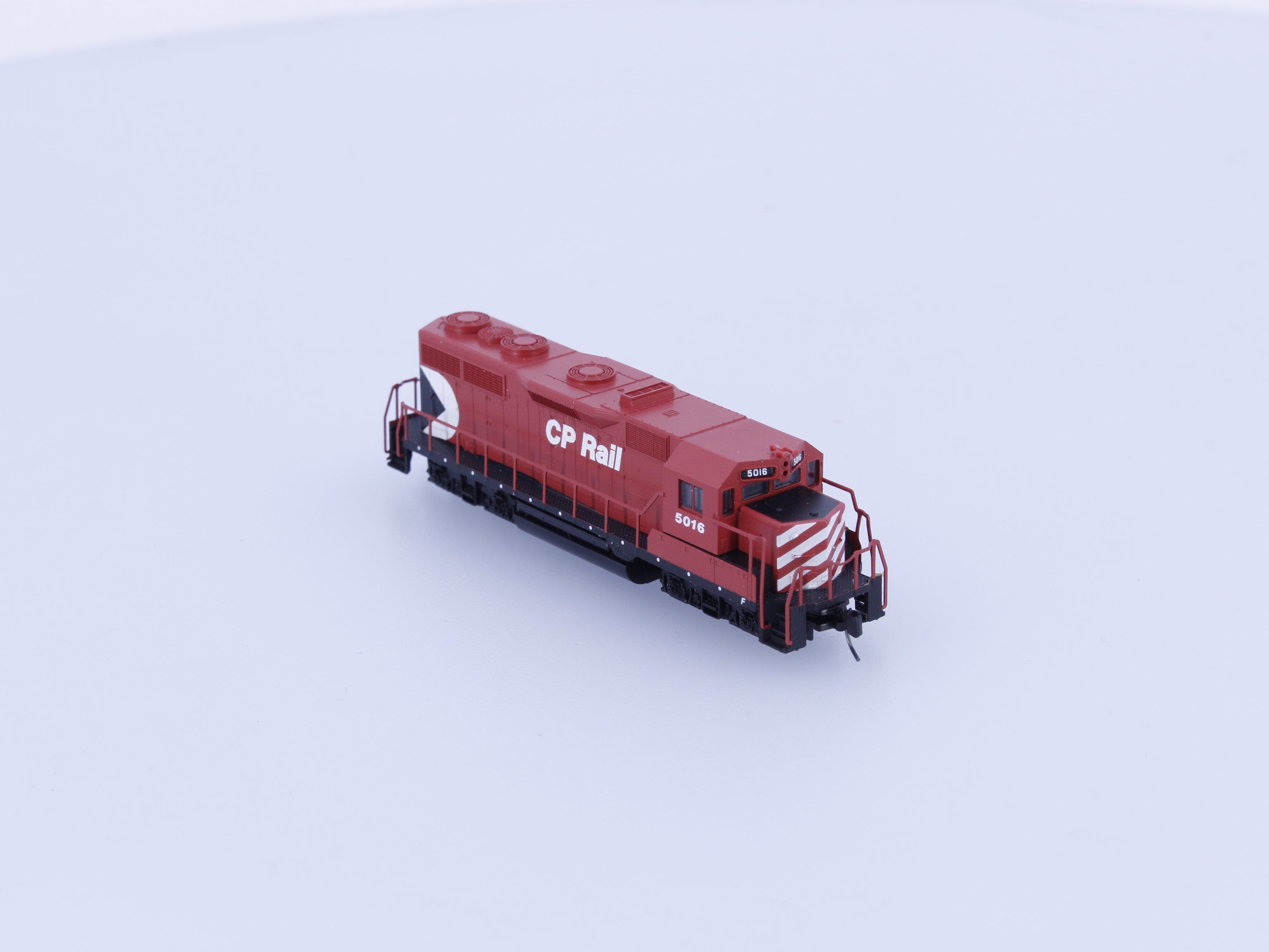 Micro Trains 981 01 030 Z GP35 Diesel Locomotive Canadian Pacific (CP) 5016 Analog DC (#1)