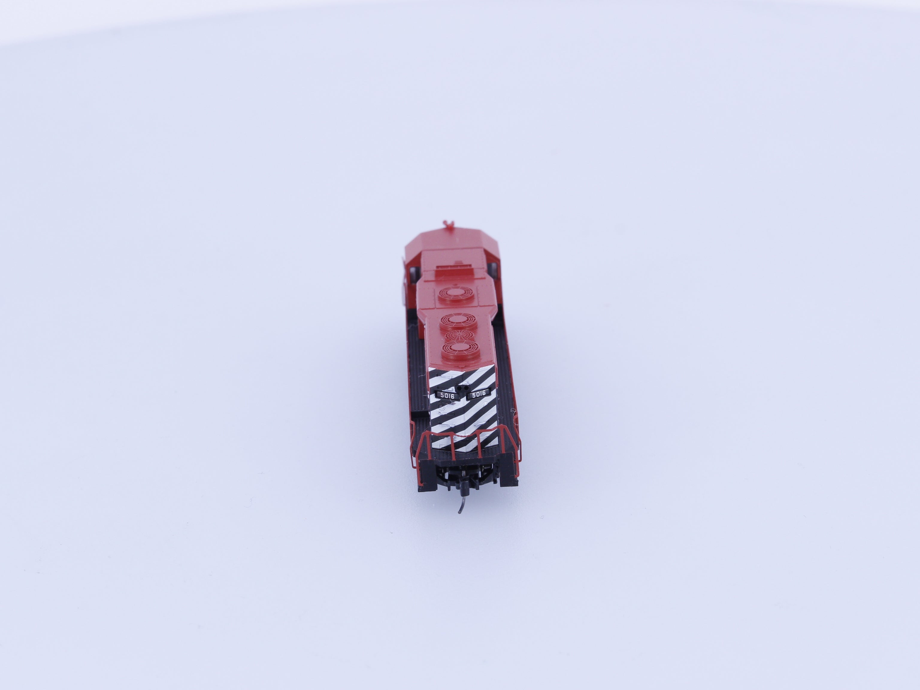 Micro Trains 981 01 030 Z GP35 Diesel Locomotive Canadian Pacific (CP) 5016 Analog DC (#1)