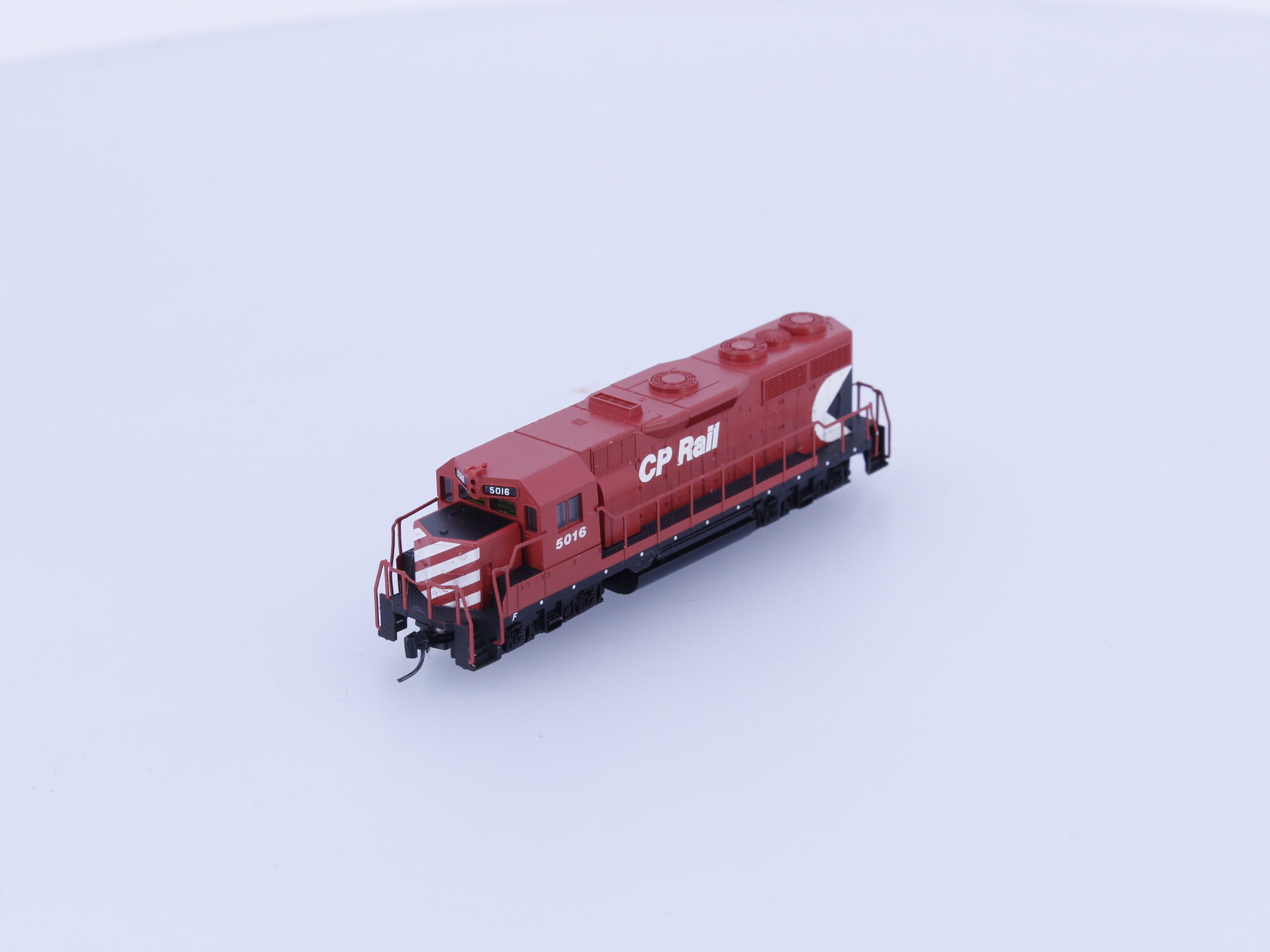 Micro Trains 981 01 030 Z GP35 Diesel Locomotive Canadian Pacific (CP) 5016 Analog DC (#2)
