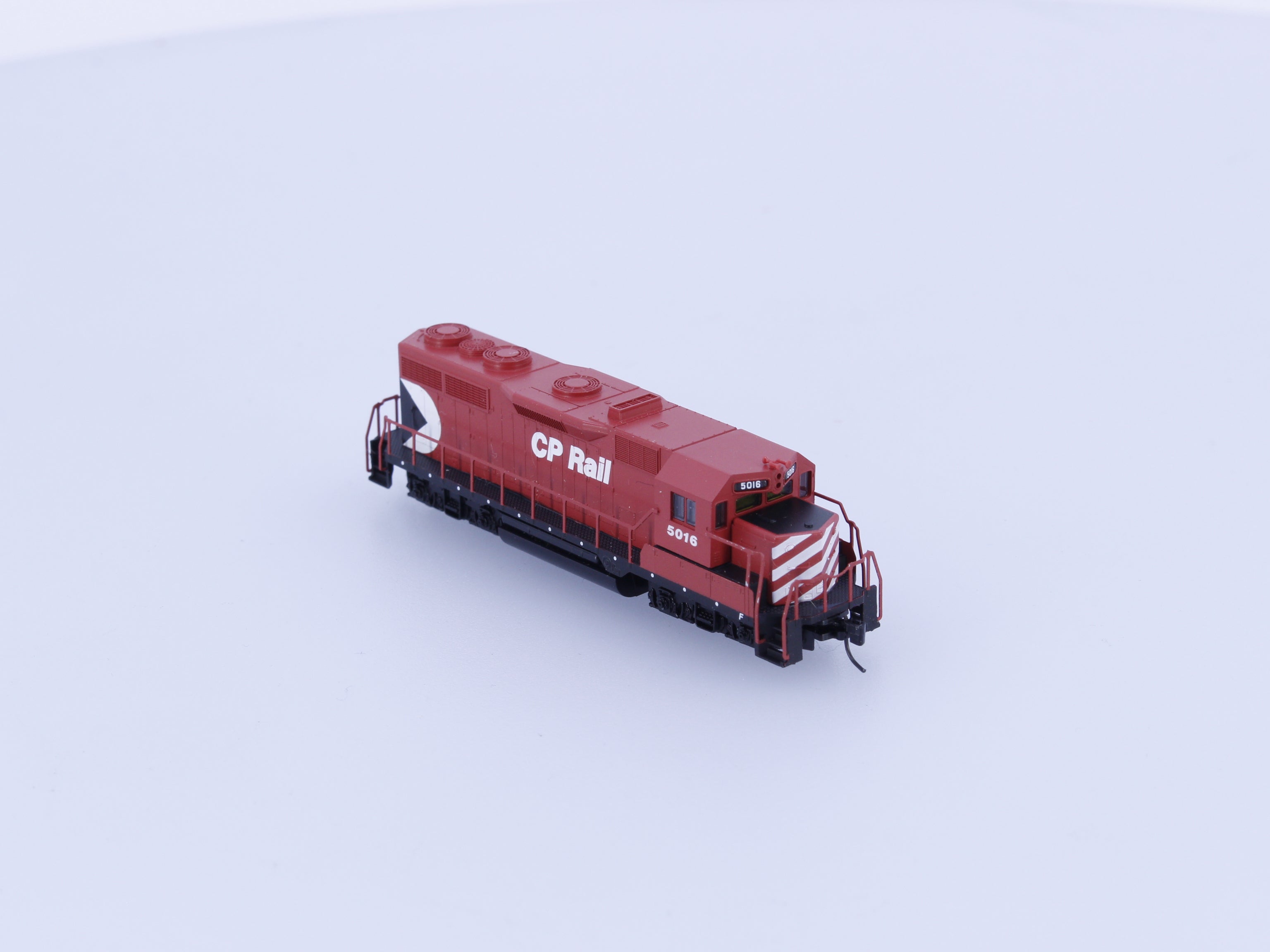 Micro Trains 981 01 030 Z GP35 Diesel Locomotive Canadian Pacific (CP) 5016 Analog DC (#2)