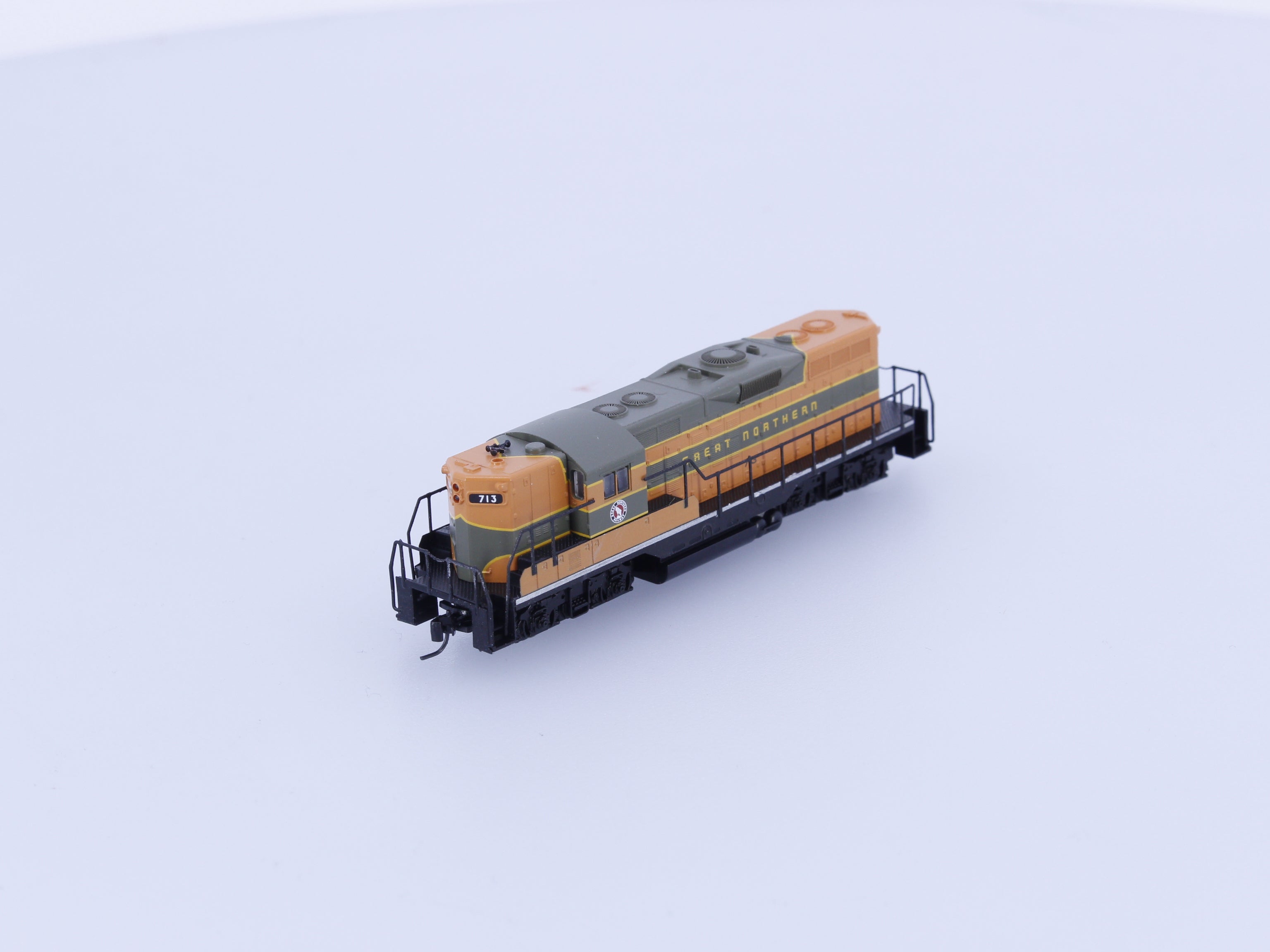 Micro Trains 982 01 192 Z GP9 Diesel Locomotive Great Northern (GN) 713 Analog DC