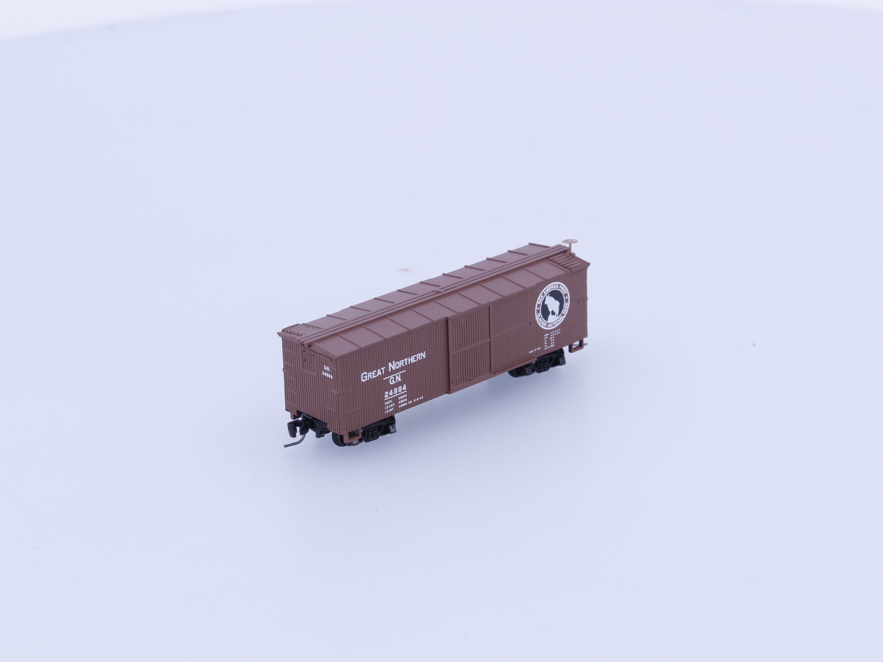 Micro Trains 515 00 162 Z 40' Double-Sheathed Wood Box Car, Single Door Great Northern (GN) 24884