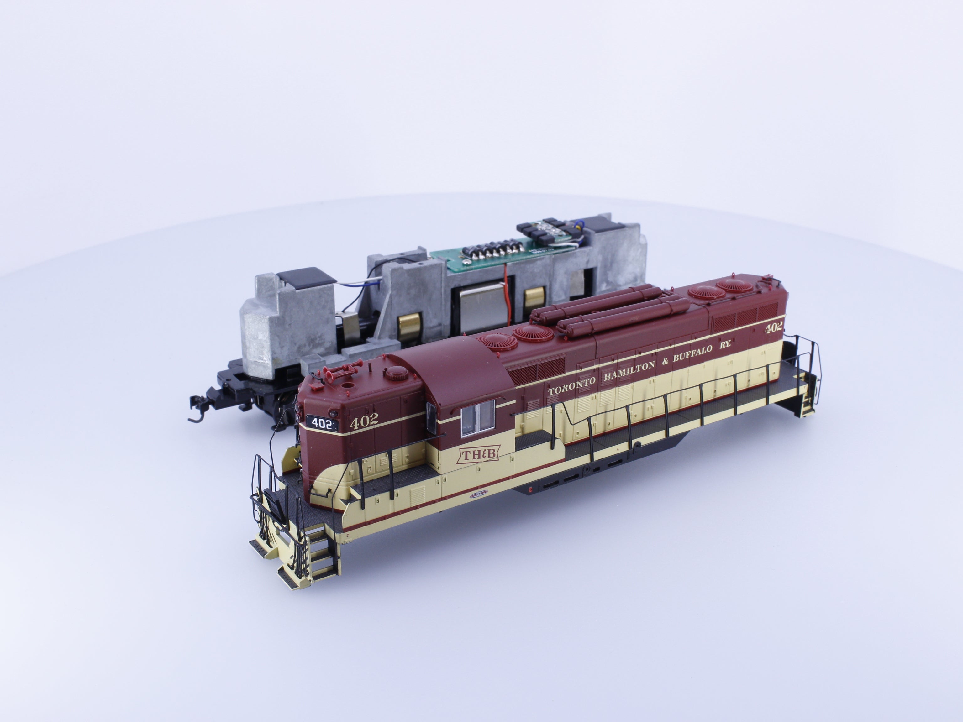 Proto 2000 97062 HO GP9 Phase II Diesel Locomotive Toronto Hamilton and Buffalo (THB) 402 DCC Ready