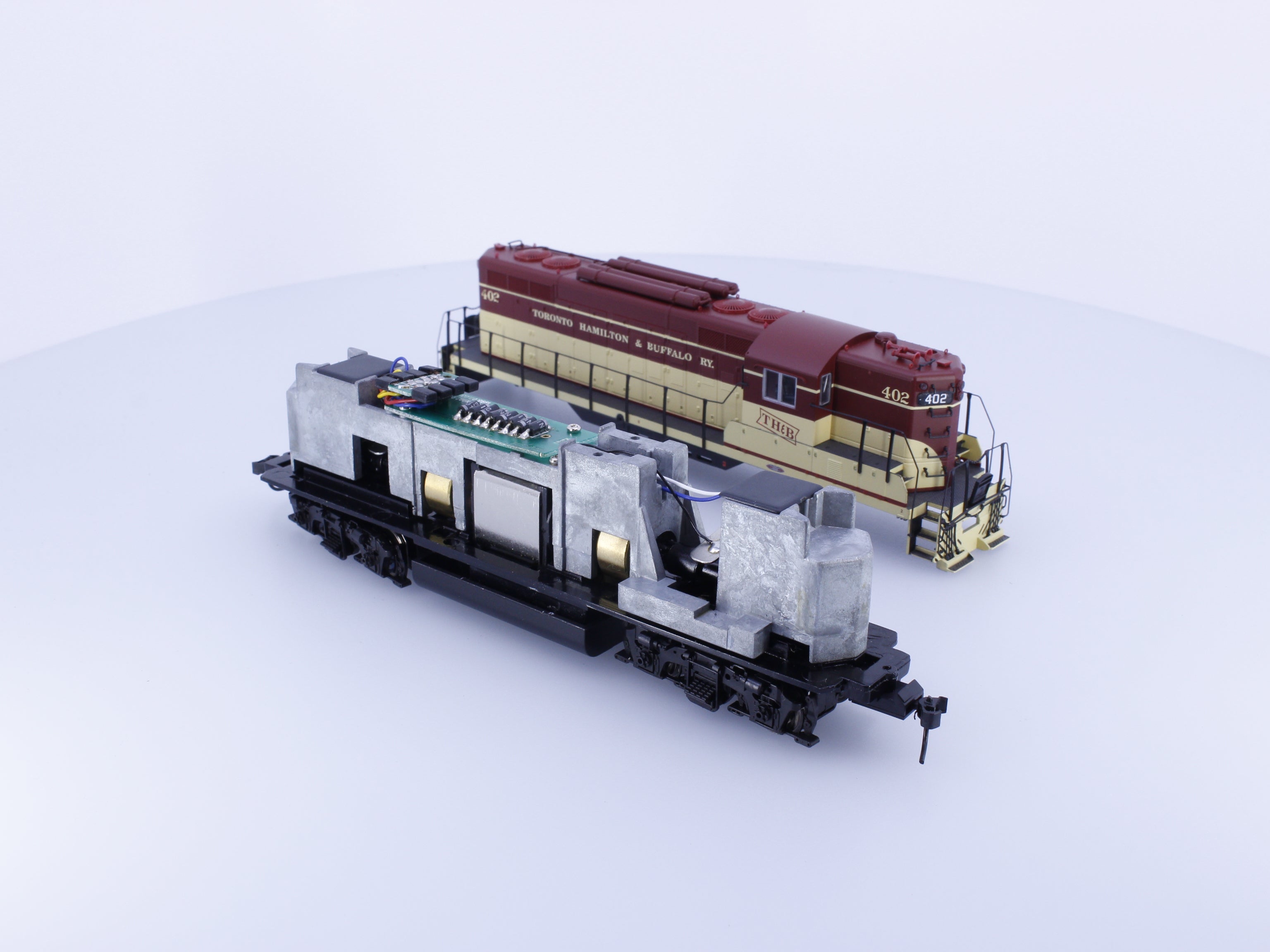 Proto 2000 97062 HO GP9 Phase II Diesel Locomotive Toronto Hamilton and Buffalo (THB) 402 DCC Ready