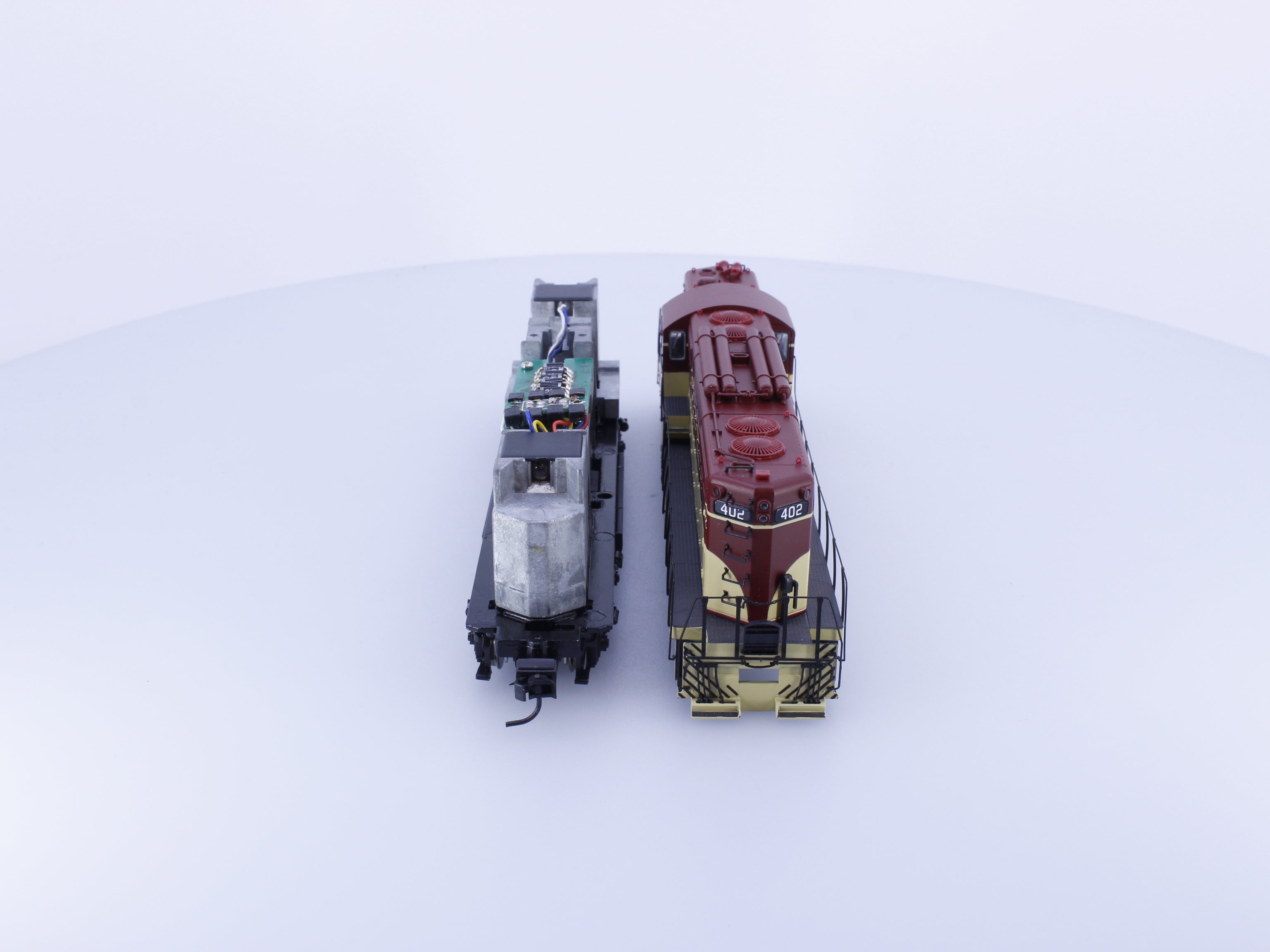 Proto 2000 97062 HO GP9 Phase II Diesel Locomotive Toronto Hamilton and Buffalo (THB) 402 DCC Ready