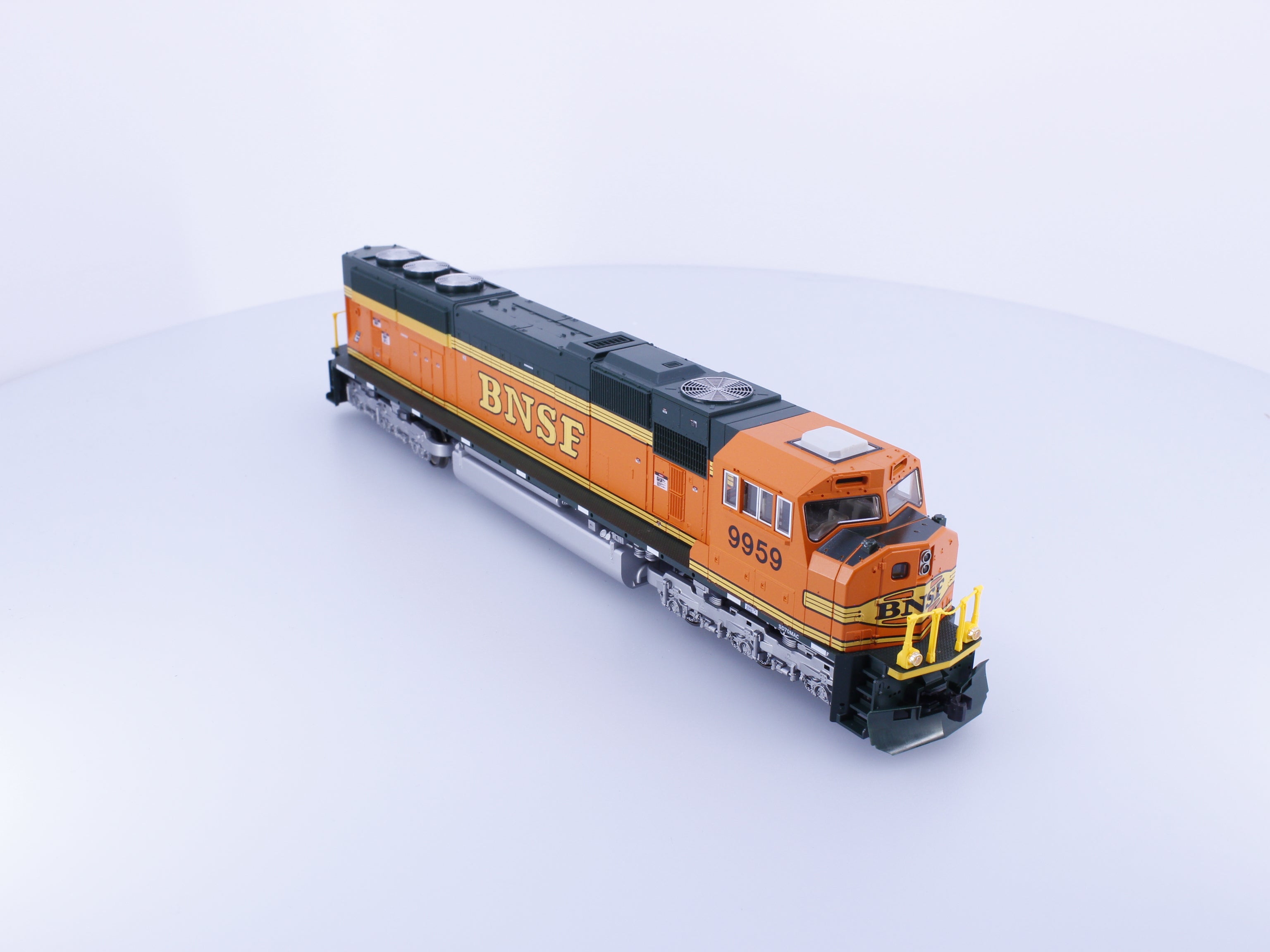 Kato 37-6452 HO EMD SD70MAC Diesel Locomotive Heritage II Burlington Northern Santa Fe (BNSF) 9959 Analog DC