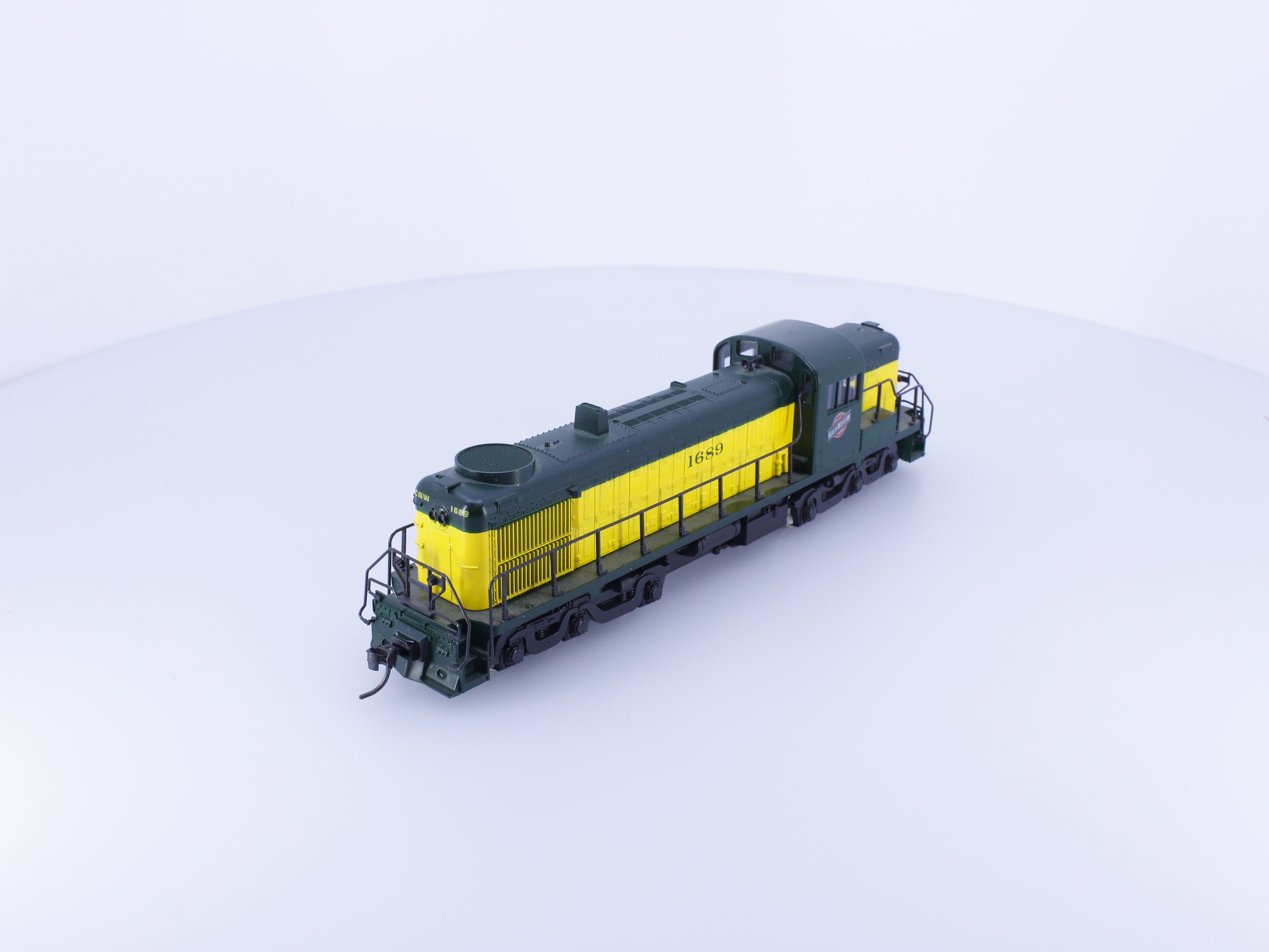 Atlas 7086 HO RSD-4/5 Diesel Locomotive Chicago and North Western (CNW) 1689 Analog DC