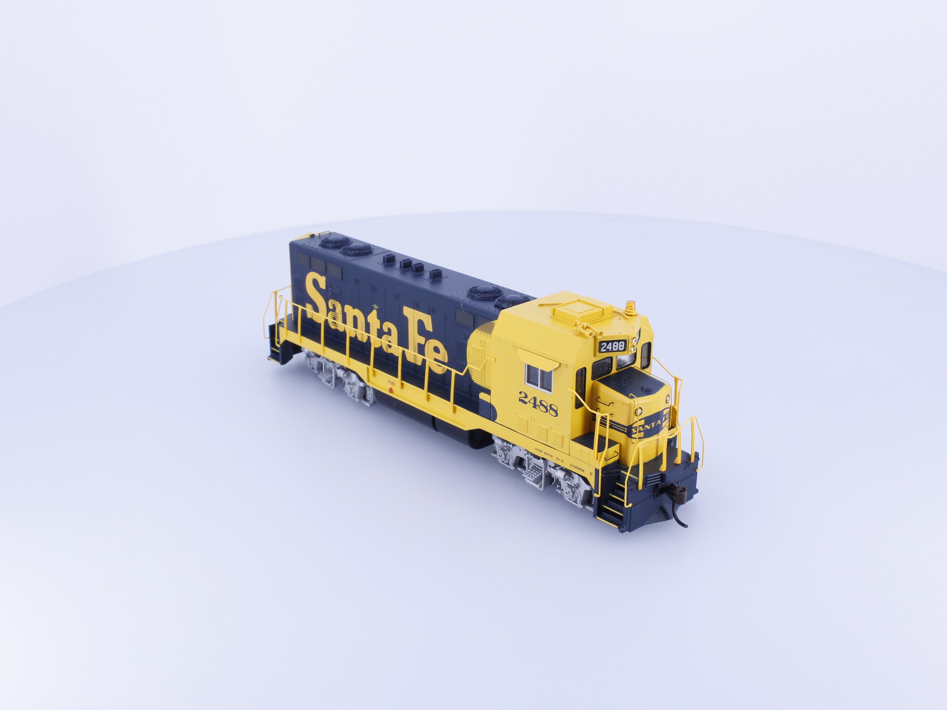 Athearn 89901 HO CF-7 Angled Cab Diesel Locomotive Warbonnet Santa Fe (SF) 2488 DCC Ready