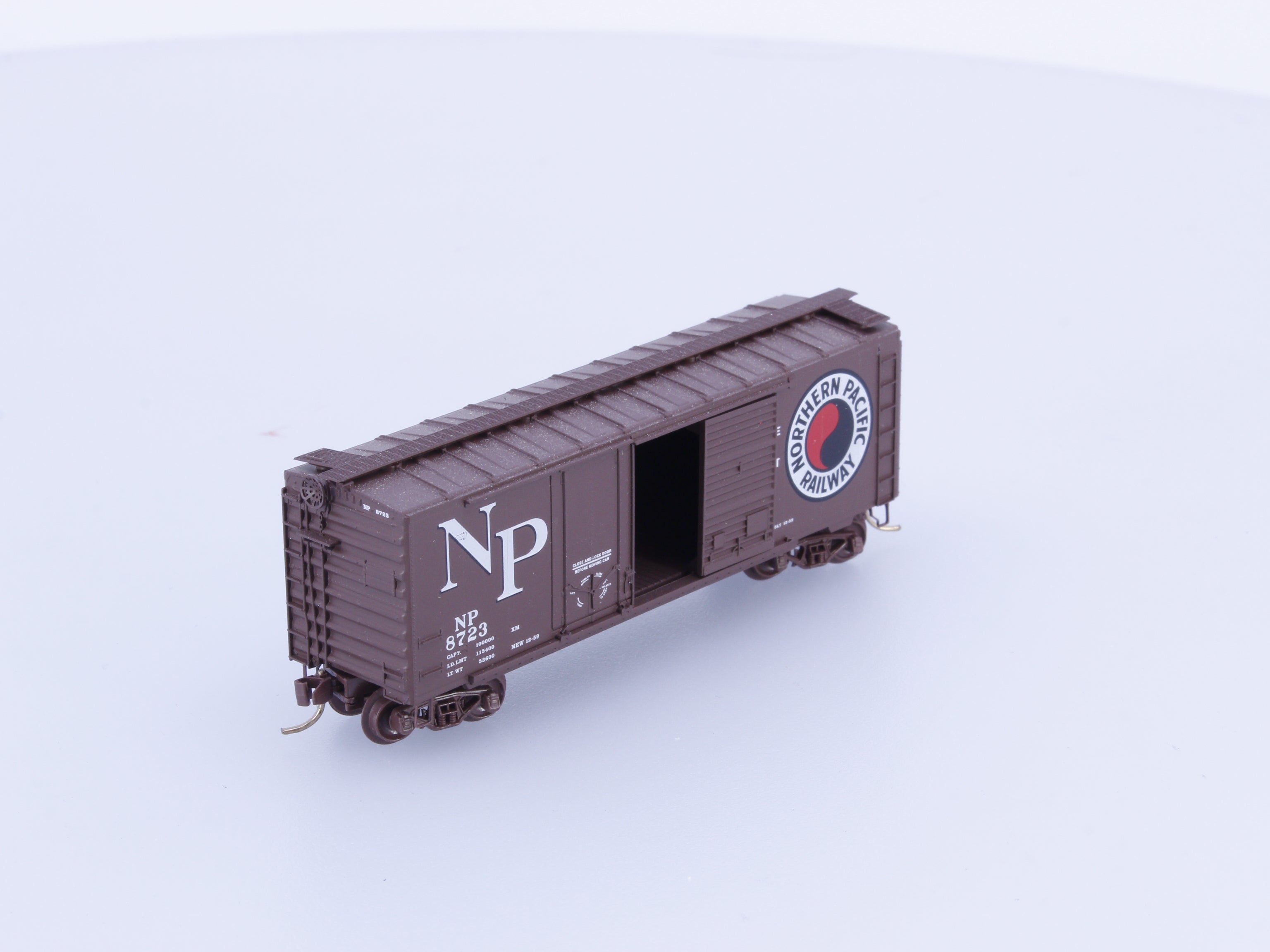 Micro Trains 22040 N 40' Steel Combo Door Boxcar Northern Pacific (NP) 8723