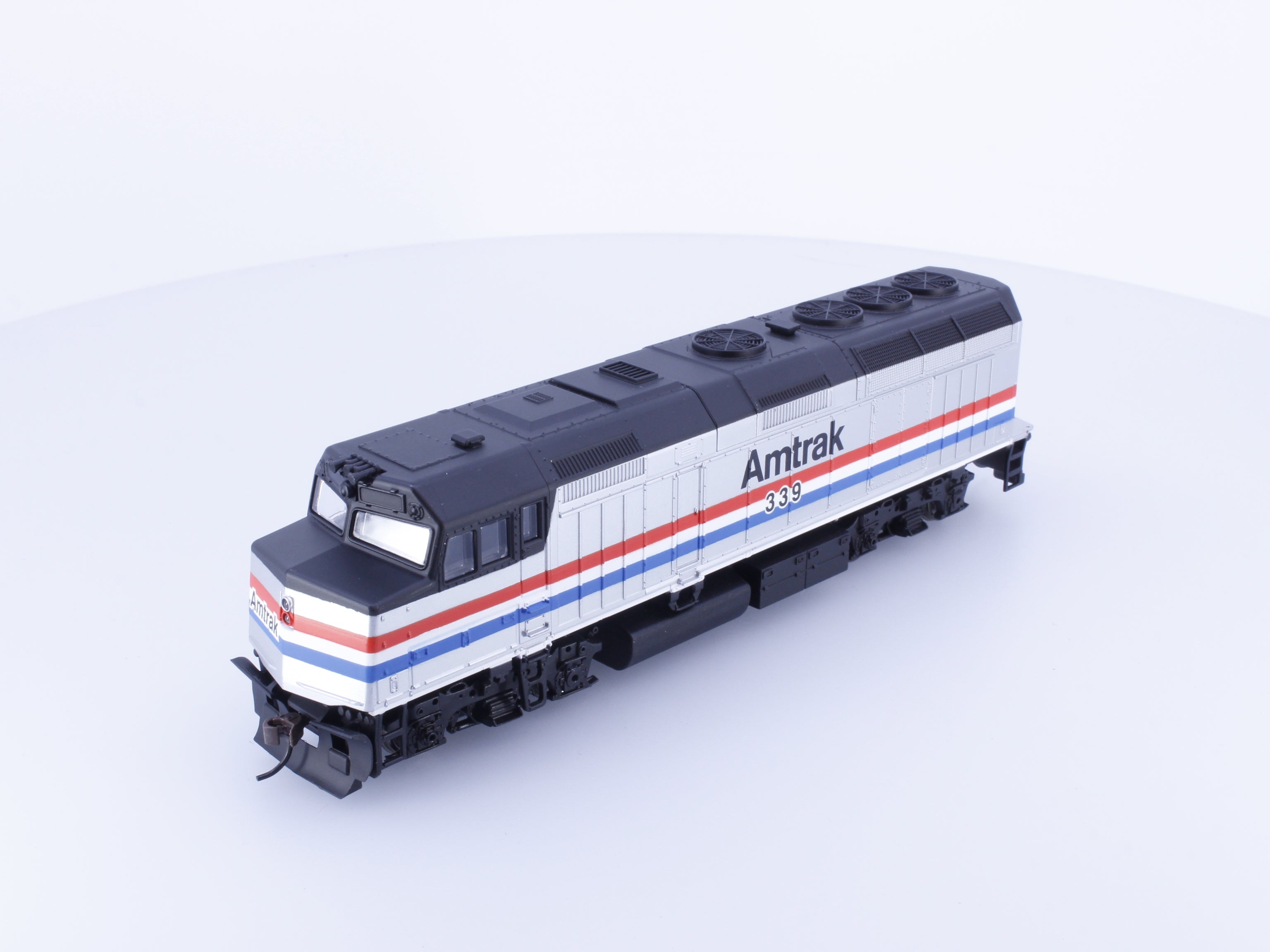 Walthers 931-311 HO Trainline EMD F40PH Diesel Locomotive PH #3 Amtrak (AMTK) 339 Analog DC