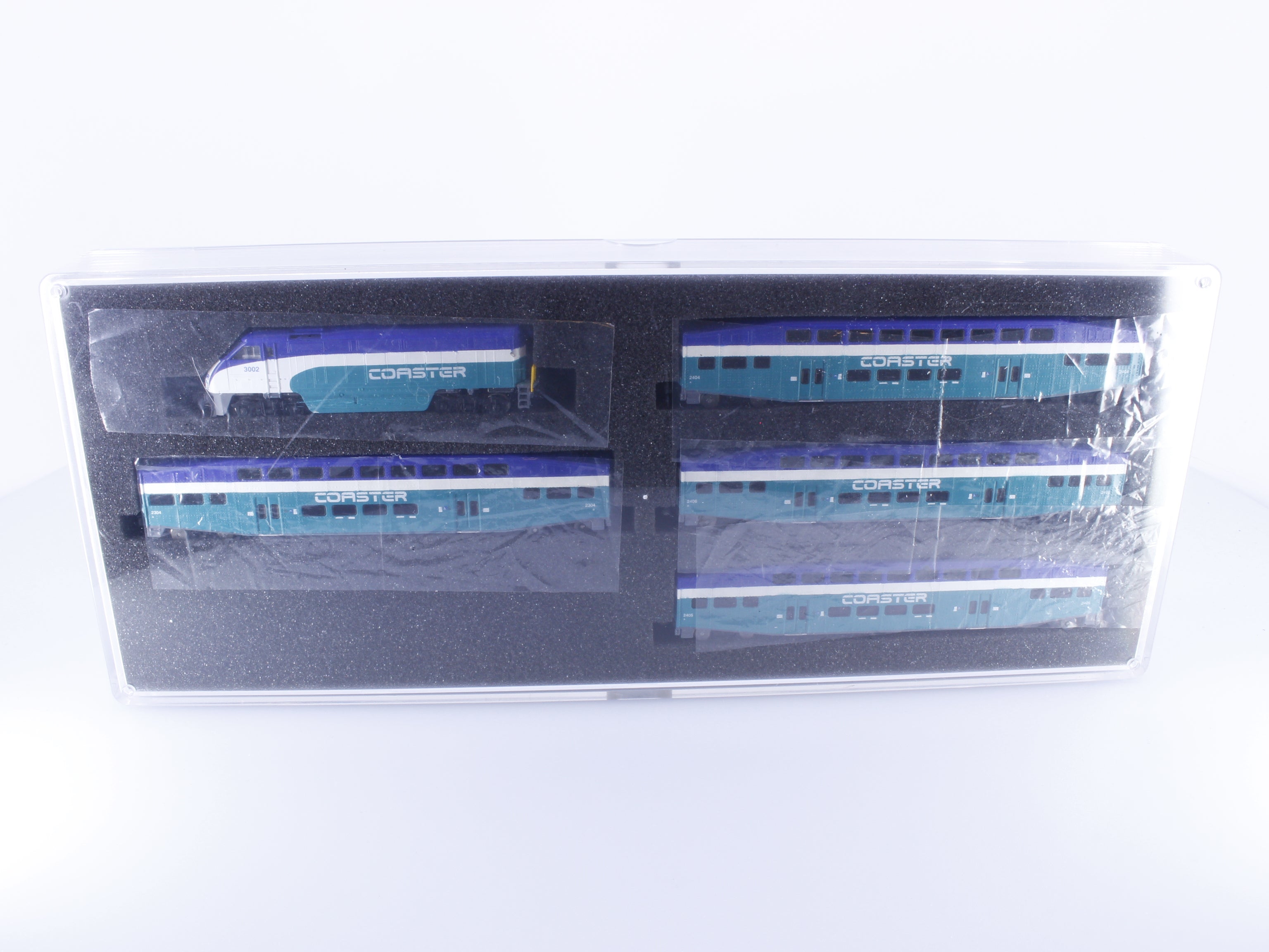 AZL 7004 Z Coaster F59PHI + 4 Bombardier Bi-Level Passenger Cars 3002 Analog DC