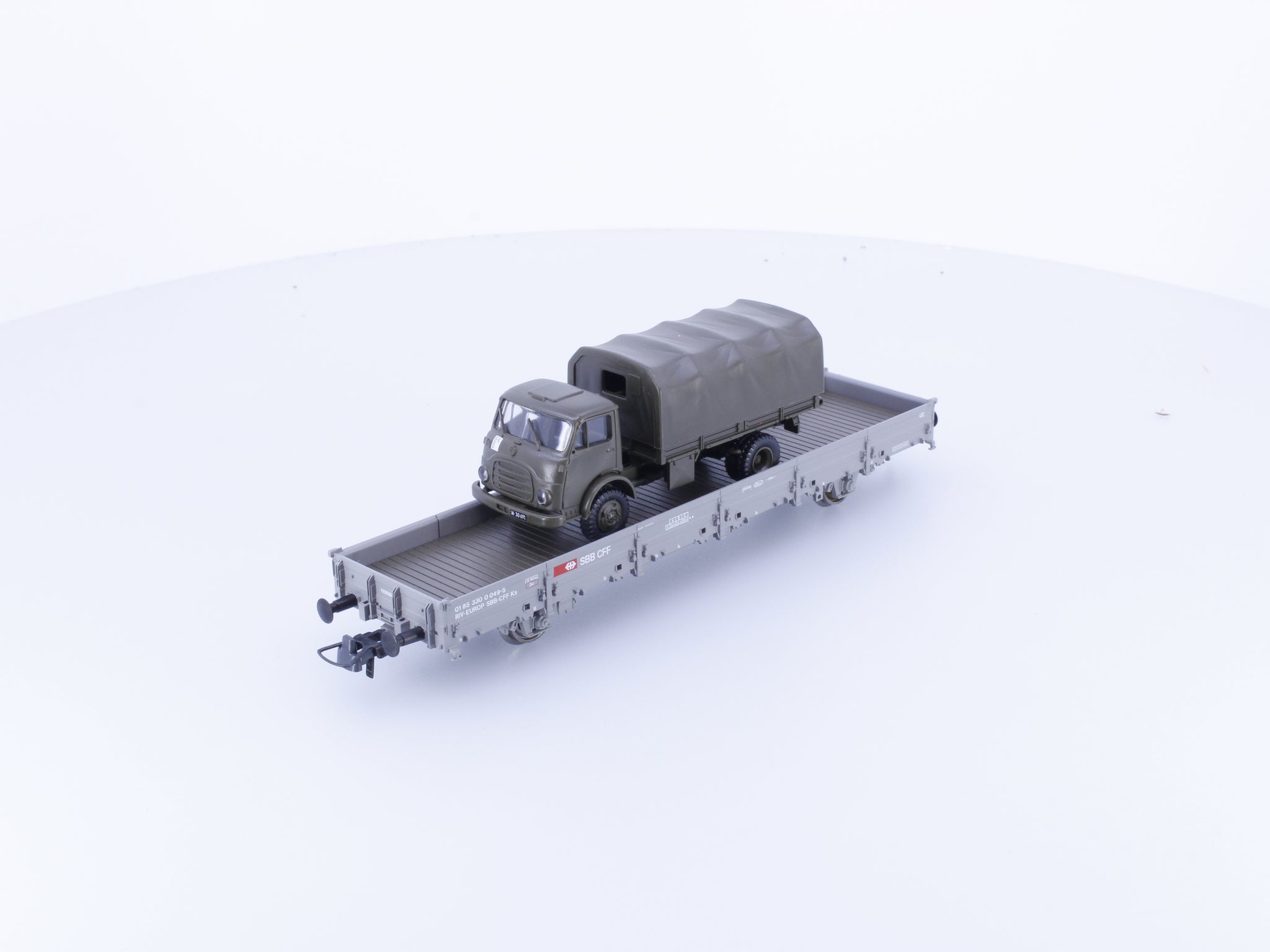 Roco 47792 HO SBB-CFF-FFS Flat Stake Wagon with Military Vehicle 049-5