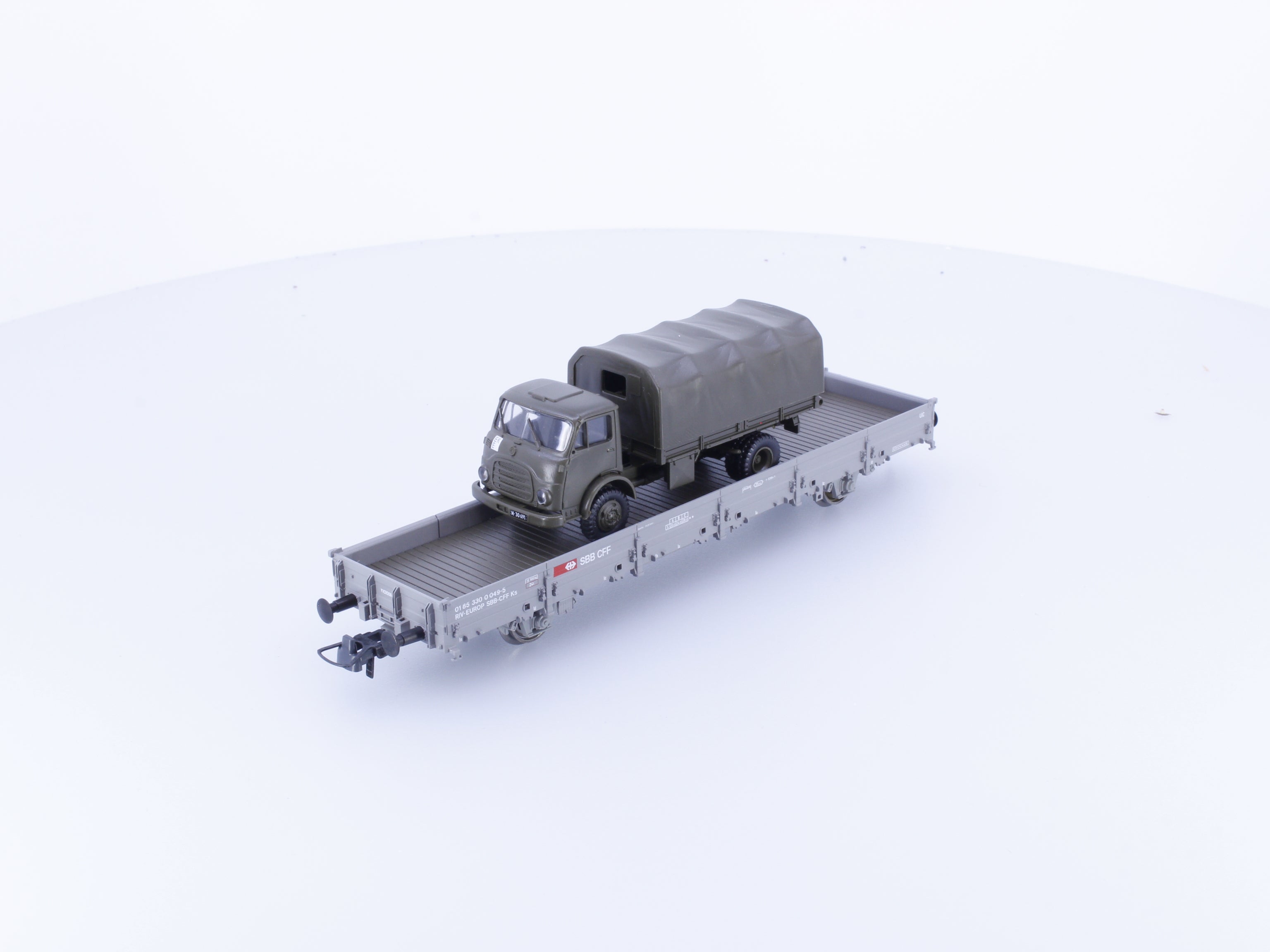 Roco 47792 HO SBB-CFF-FFS Flat Stake Wagon with Military Vehicle 049-5