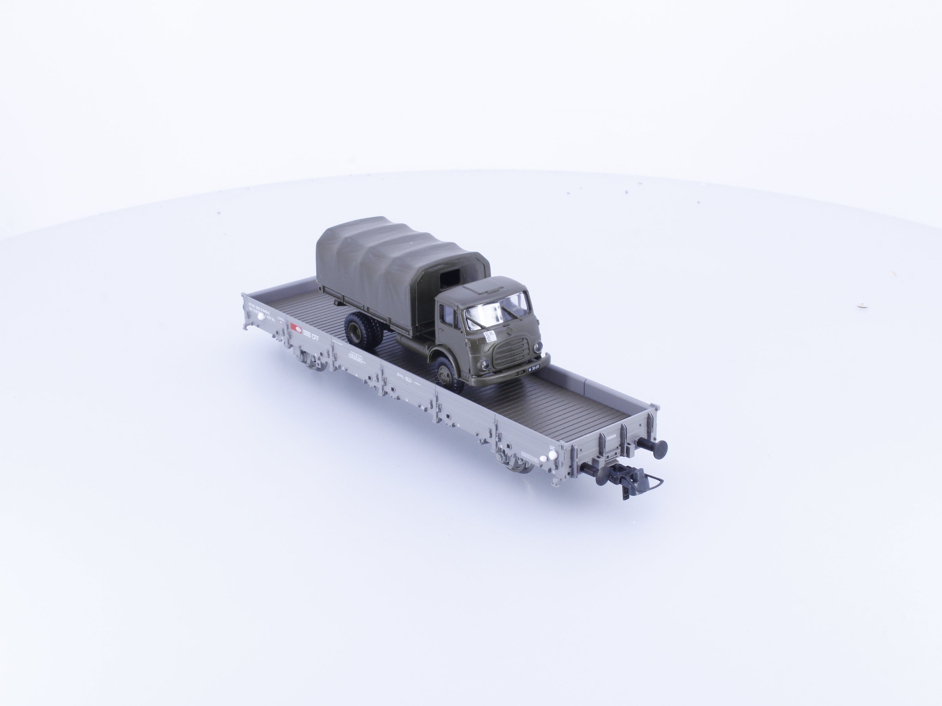 Roco 47792 HO SBB-CFF-FFS Flat Stake Wagon with Military Vehicle 049-5