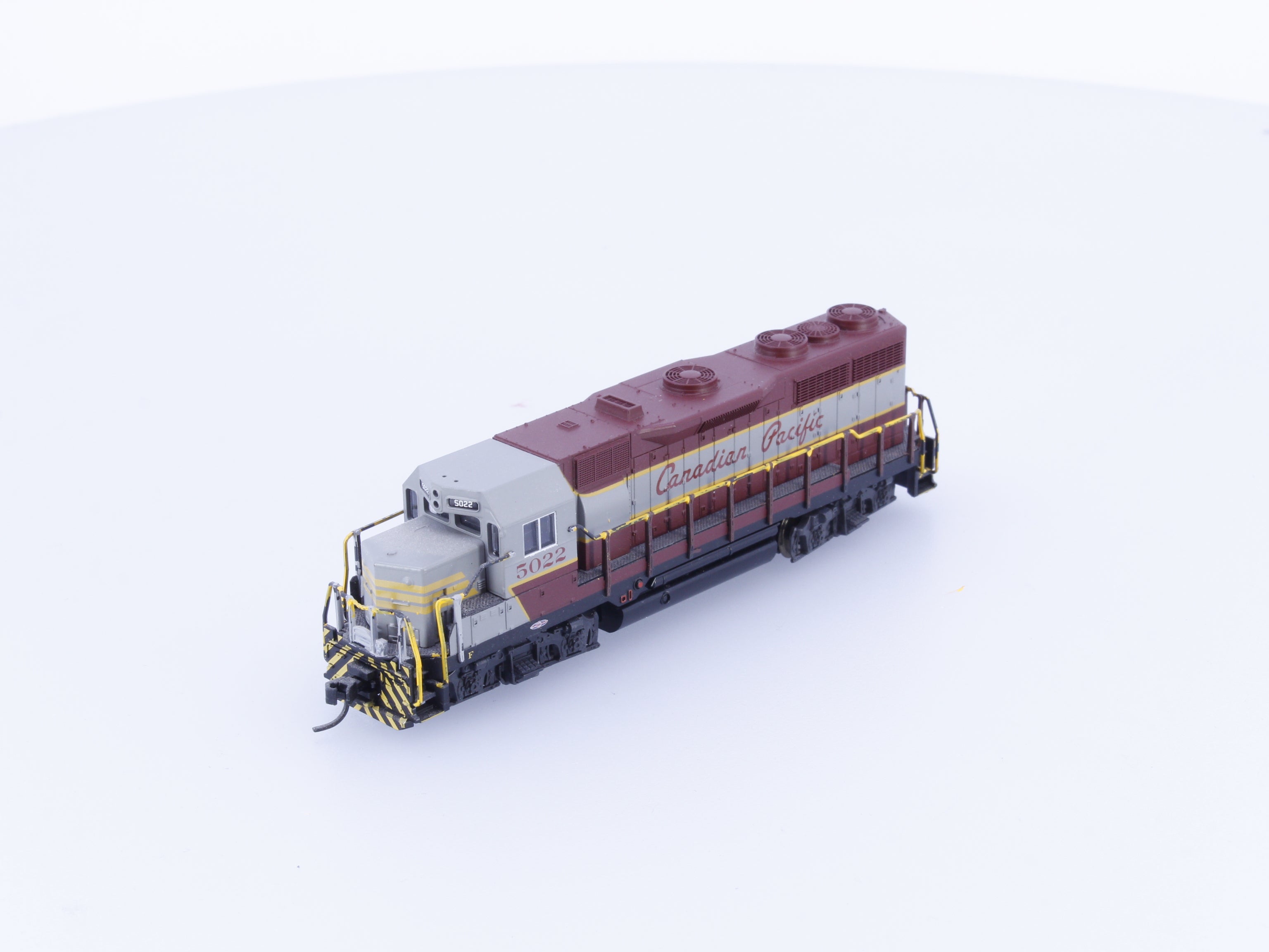 Kato 176-016 N GP38-2 Diesel Locomotive Canadian Pacific (CP) 5022 Analog DC