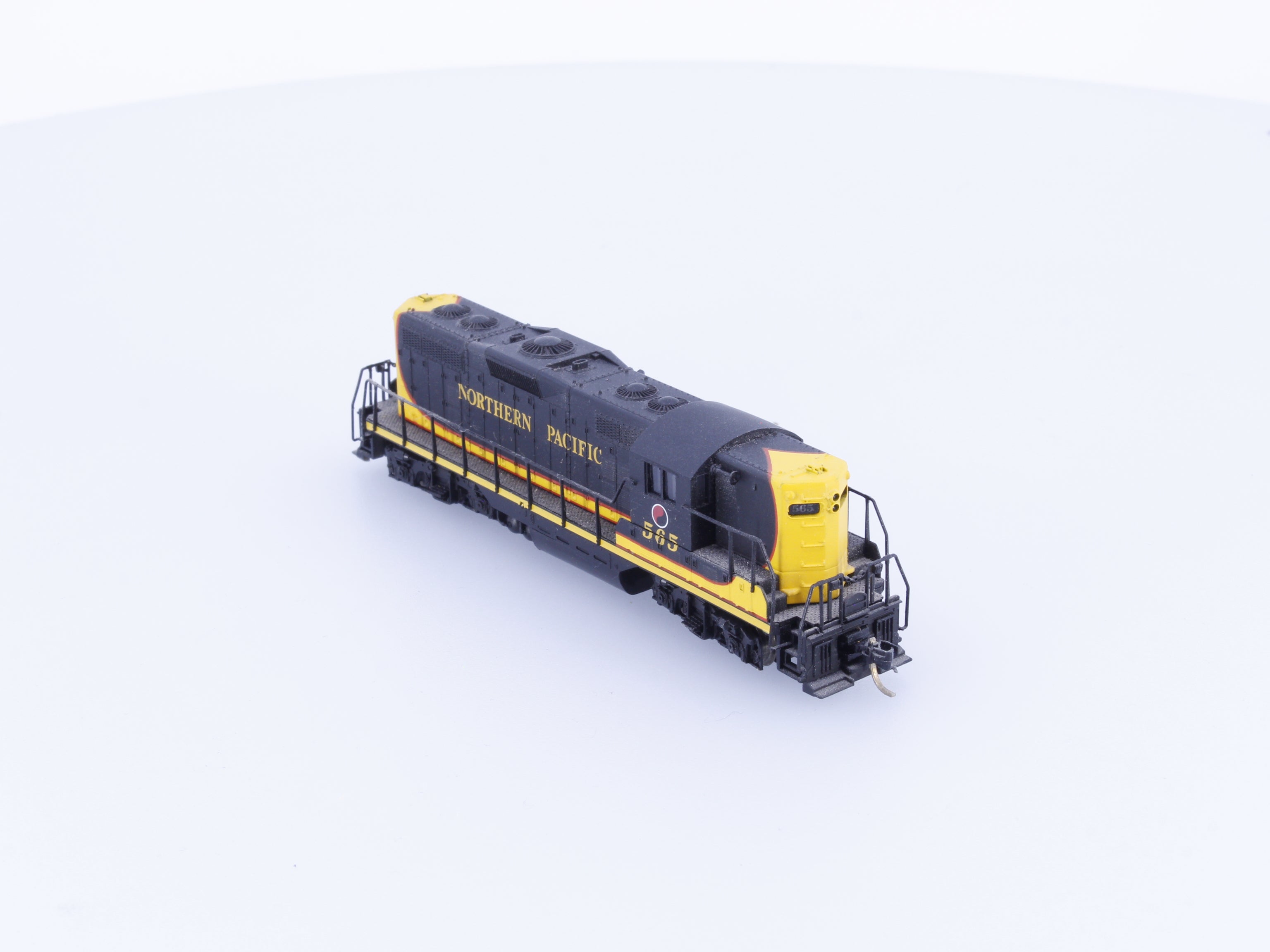 Atlas 48220 N GP-7 Phase 2 Diesel Locomotive Northern Pacific (NP) 568 Analog DC