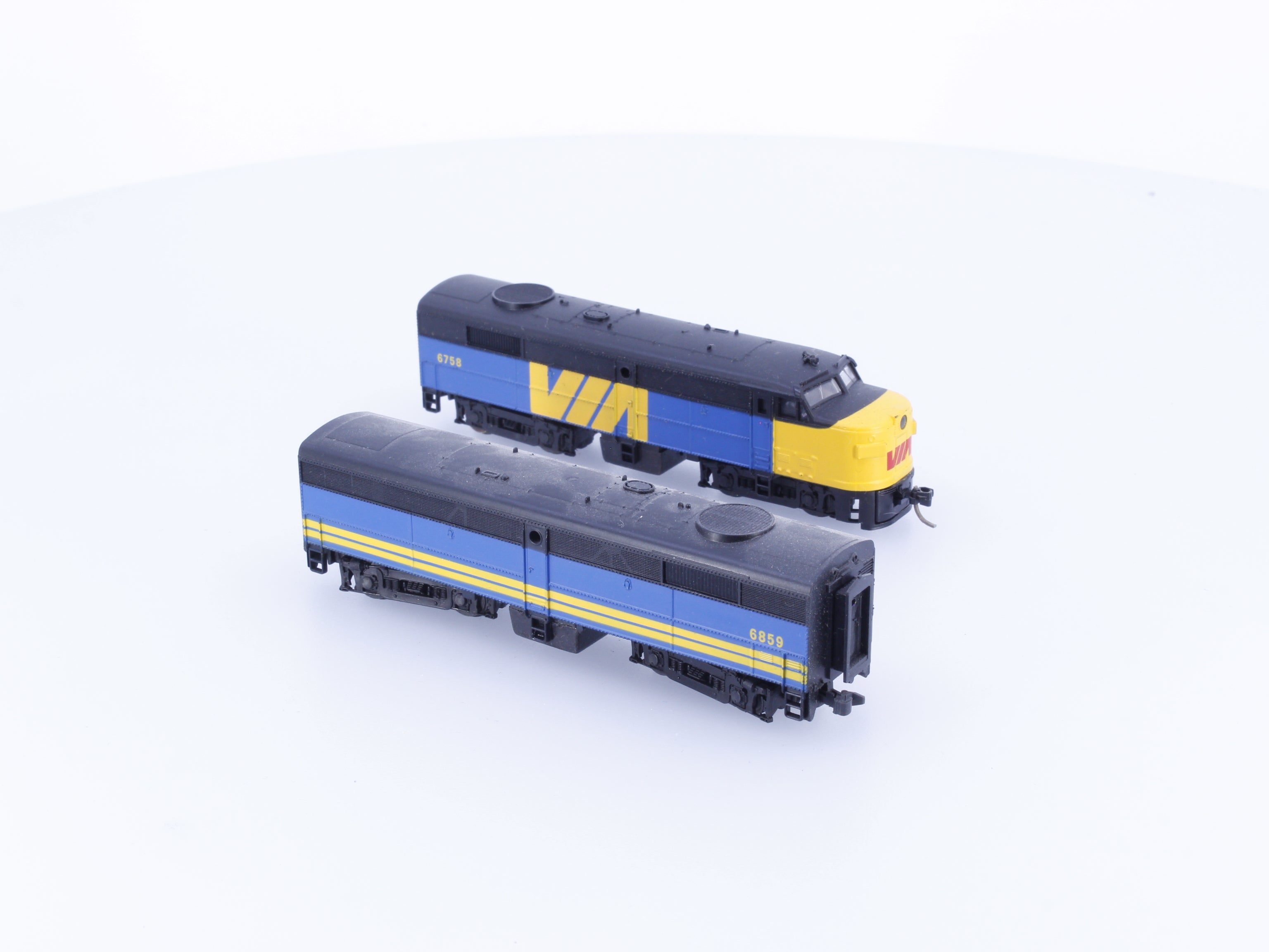 Life-Like 7949/7950 N FA2/FB2 Powered A Unit and Non Powered B Unit Diesel Locomotives Via Rail (VIA) 6758/6859 Analog DC