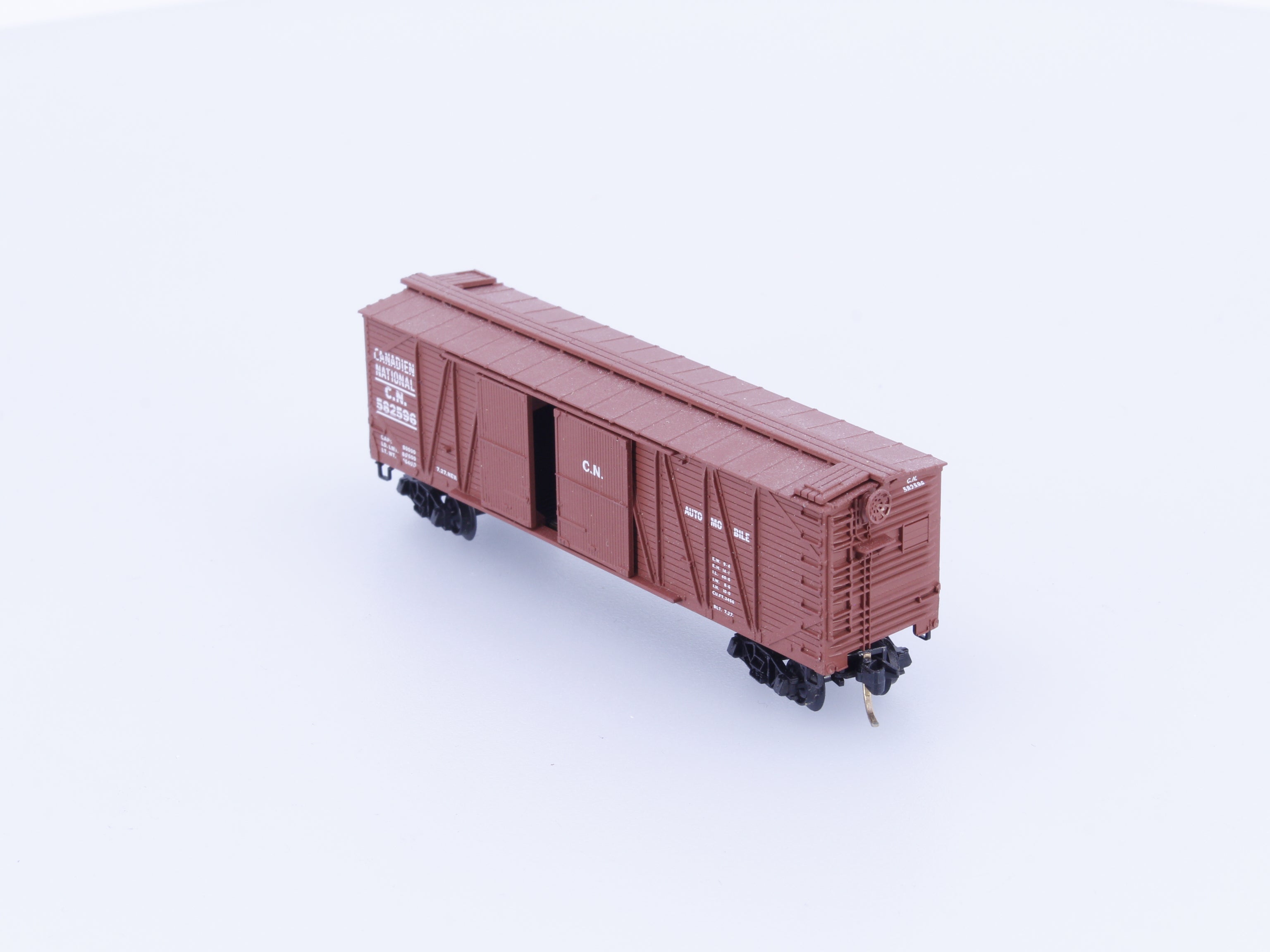 Micro Trains 29070 N 40' Outside Braced Box Car Canadian National (CN) 582596